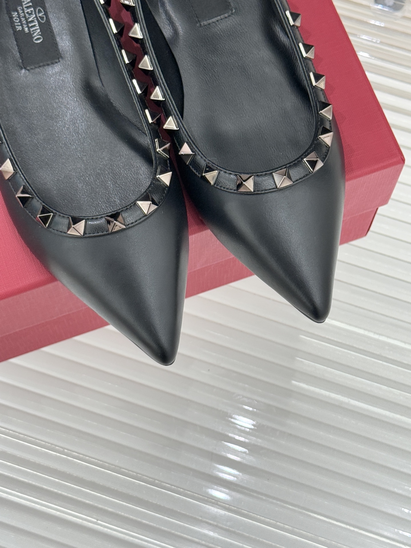 Valentino/华伦天奴经典铆钉尖头平底单鞋将标志性铆钉与利落尖头相融打造这款兼具气场与舒适的平底单