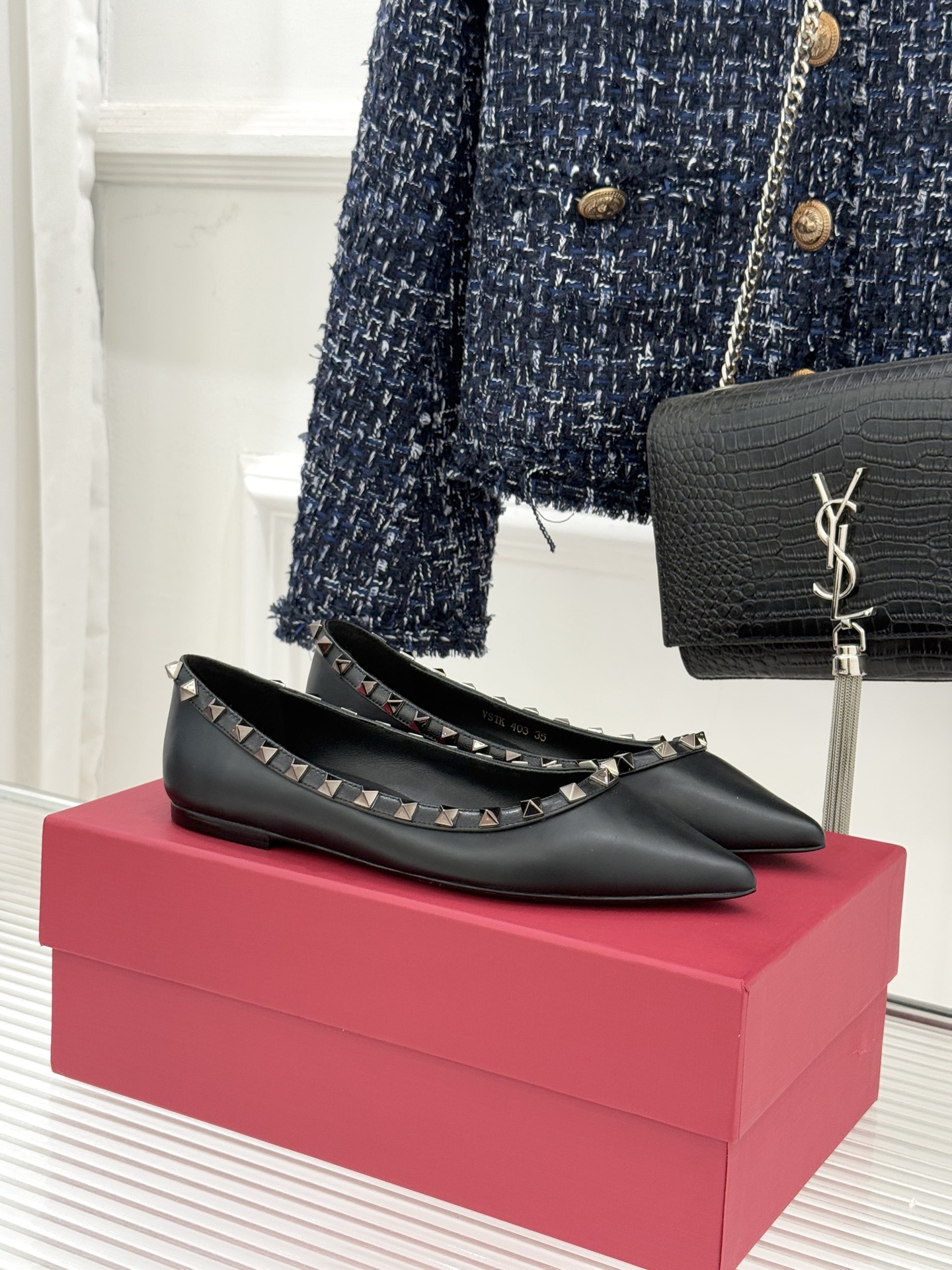 NO:722512,Valentino/Valentino's classic rivet pointed toe flat shoes combine iconic rivets with neat pointed toes to create this flat shoe that is both aura and comfortable. The pointed toe design modifies the foot shape and makes the feet slimmer and longer. Classic pyramid rivets are embellished in an orderly manner. The cold metallic luster brings recognition. Soft and rustic, not exaggerated but eye-catching enough. It can be worn for daily commuting and shopping for a long time without pressure. Pair it with trousers to be smart and elegant.  It is gentle and delicate when paired with a skirt. It is easy to handle with light luxury and casual style. It is a timeless classic that is practical and has a sense of luxury. The fabric is made of original customized leather. The inner feet are all mixed sheepskin. Italian imported leather outsole size 35-39 (customized 40/41) No. 98220260228, single shoes, valentino, valentino, skirts, sheepskin, Leather soles19860909Valentino/华伦天奴经典铆钉尖头 平底单鞋 将标志性铆钉与利落尖头相融 打造这款兼具气场与舒适的平底单鞋 尖头设计修饰脚型 利落显瘦又显修长 经典金字塔铆钉有序点缀 冷冽金属光泽自带辨识度 柔中带飒 不浮夸却足够夺目. 日常通勤、逛街出行久穿无压力 搭配裤装干练率性 配裙装温柔精致 轻松拿捏轻奢随性格调 实穿又自带高级感的永恒经典款. 面料采用原版定制皮料 内里垫脚均为混种羊皮 意大利进口真皮大底 size35-39（40/41定制） 编号98220260228,单鞋,valentino,valentino,skirts,sheepskin,Leather soles,Women's Shoes