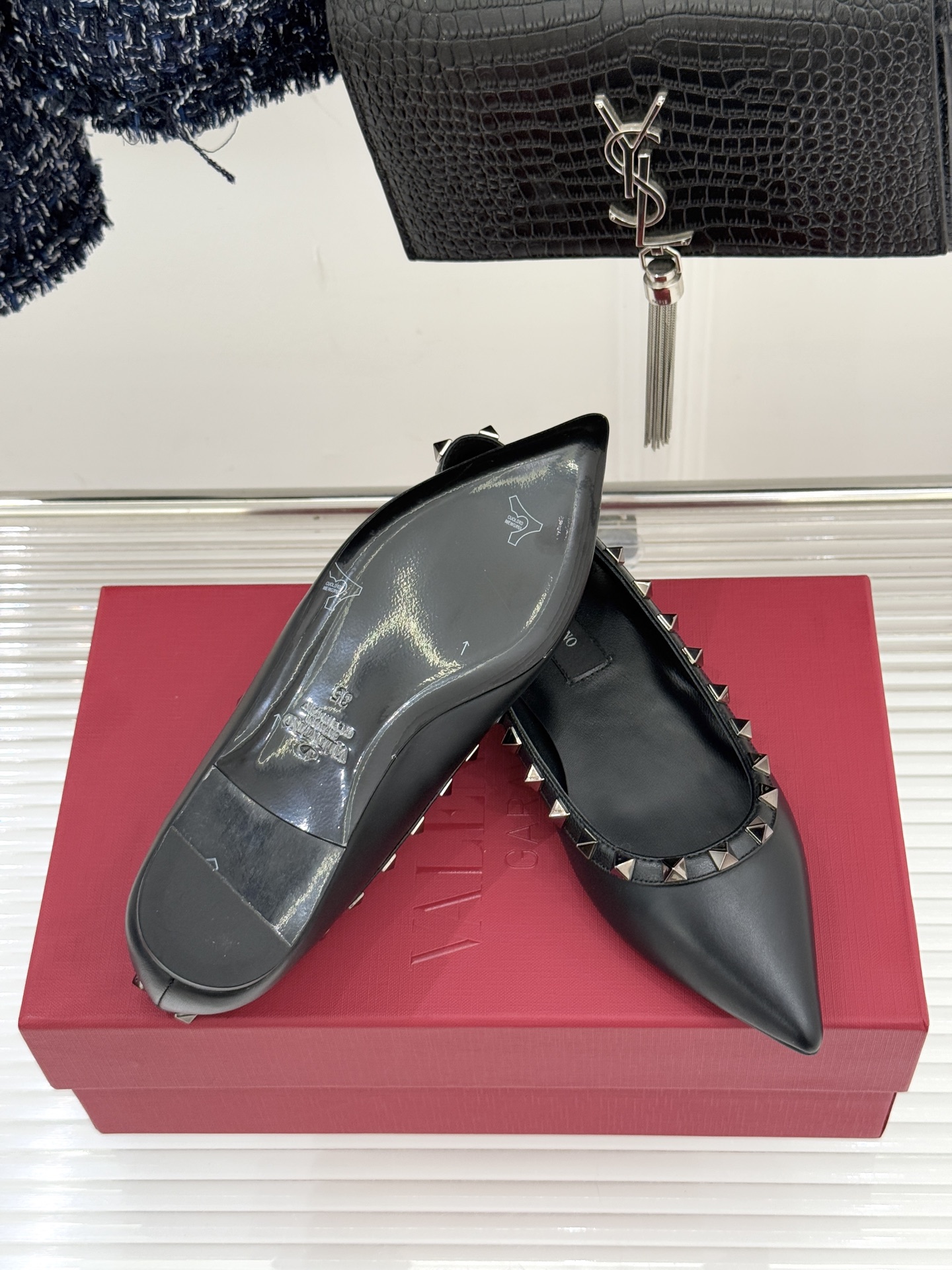 Valentino/华伦天奴经典铆钉尖头平底单鞋将标志性铆钉与利落尖头相融打造这款兼具气场与舒适的平底单