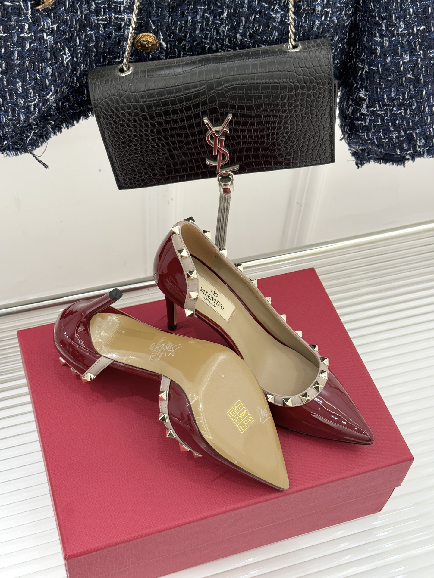 Valentino/华伦天奴经典铆钉侧空尖头高跟鞋华伦系列以标志性Rockstud铆钉重塑尖头高跟鞋的意