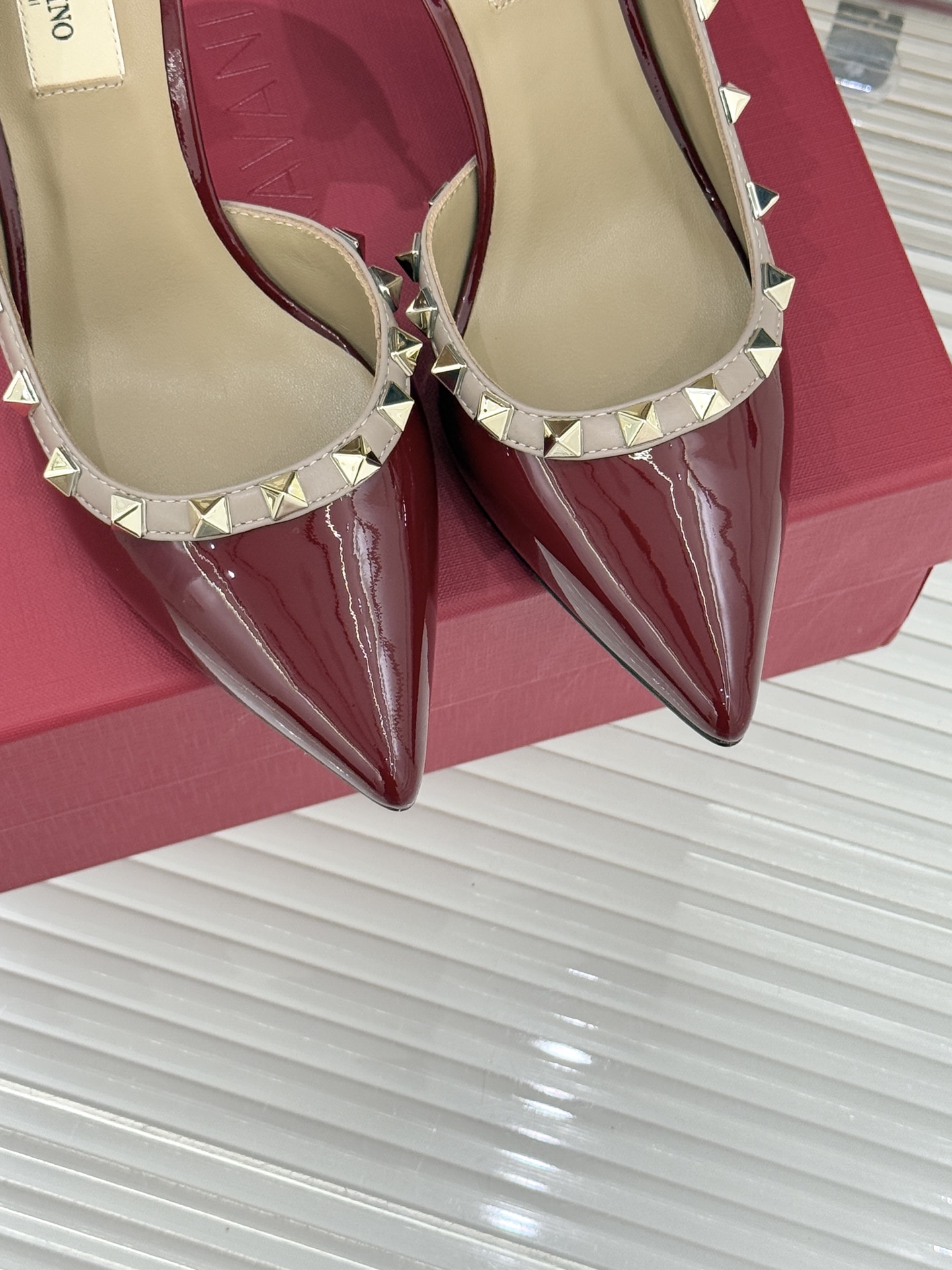 Valentino/华伦天奴经典铆钉侧空尖头高跟鞋华伦系列以标志性Rockstud铆钉重塑尖头高跟鞋的意