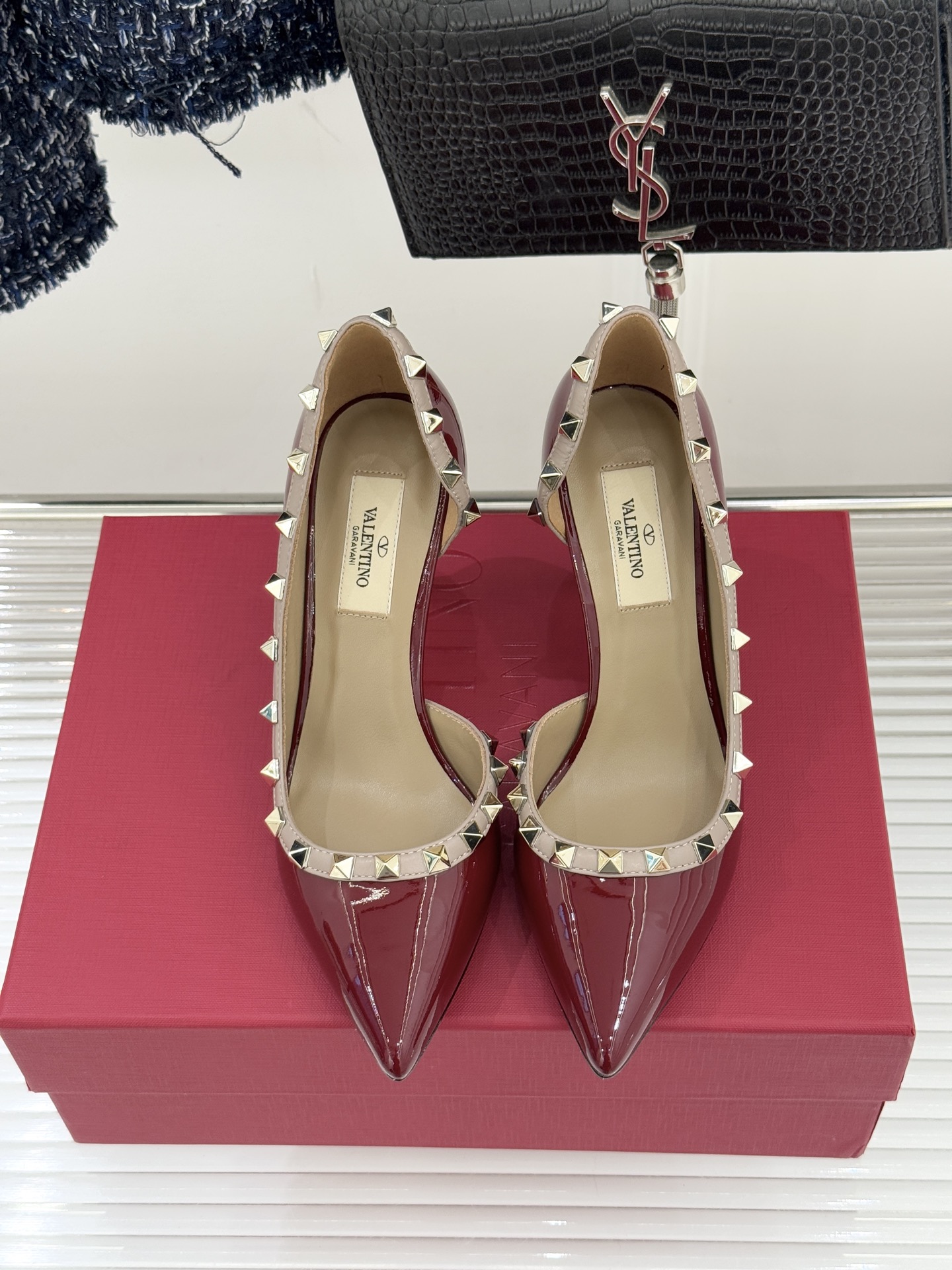 Valentino/华伦天奴经典铆钉侧空尖头高跟鞋华伦系列以标志性Rockstud铆钉重塑尖头高跟鞋的意