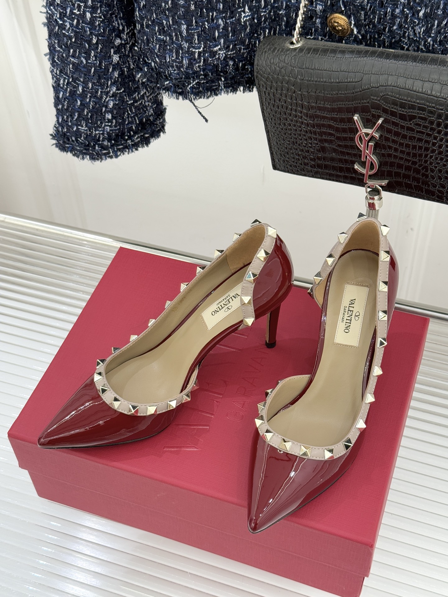 Valentino/华伦天奴经典铆钉侧空尖头高跟鞋华伦系列以标志性Rockstud铆钉重塑尖头高跟鞋的意