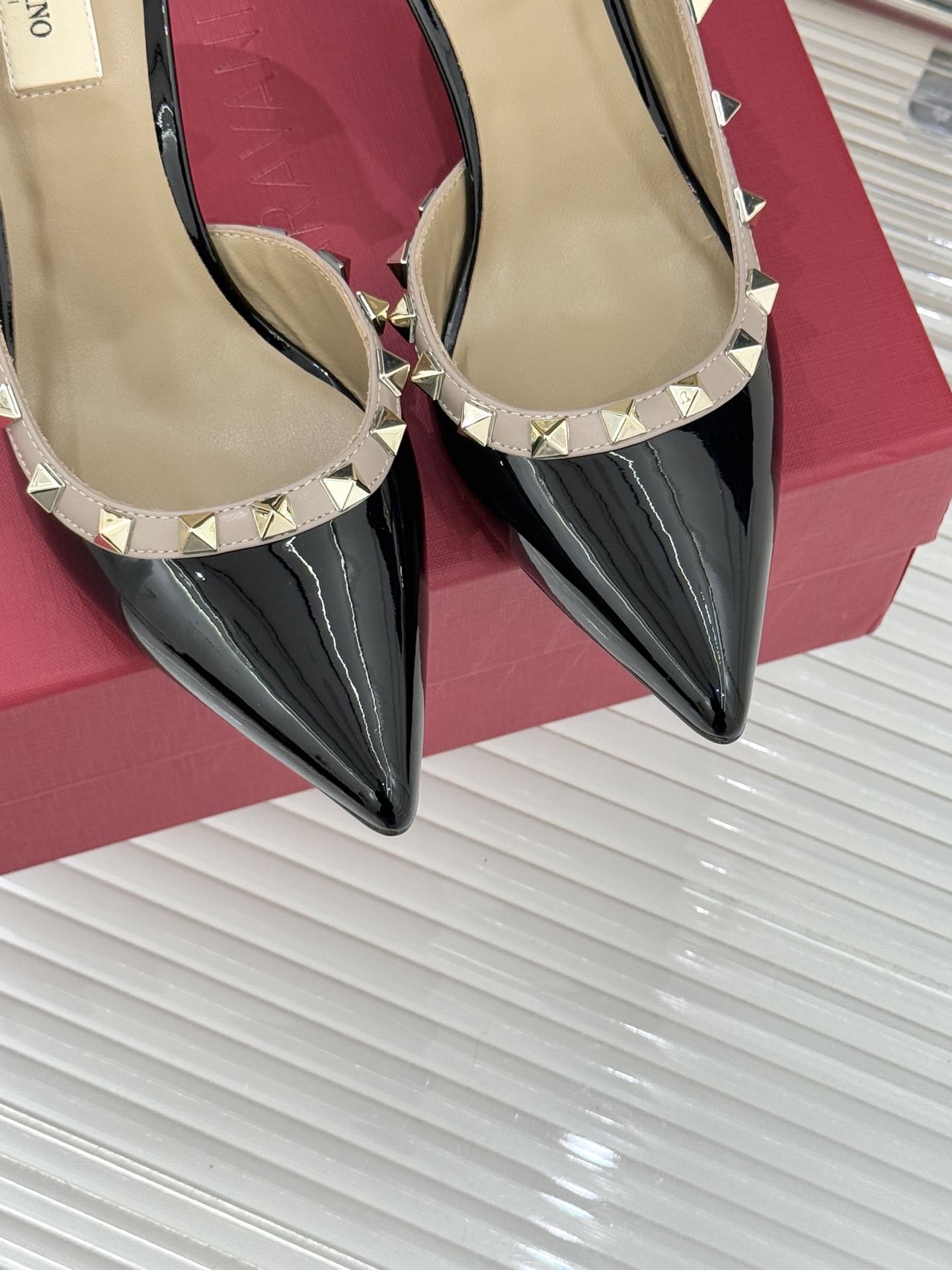 Valentino/华伦天奴经典铆钉侧空尖头高跟鞋华伦系列以标志性Rockstud铆钉重塑尖头高跟鞋的意