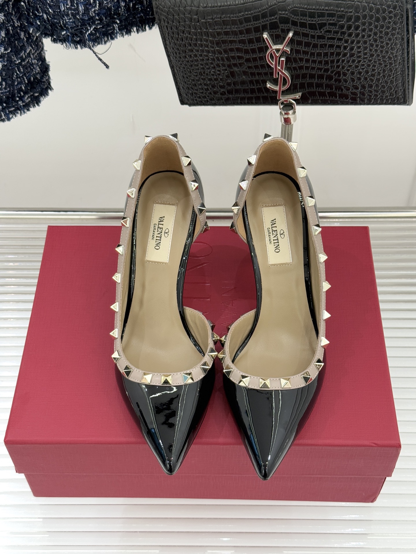 Valentino/华伦天奴经典铆钉侧空尖头高跟鞋华伦系列以标志性Rockstud铆钉重塑尖头高跟鞋的意