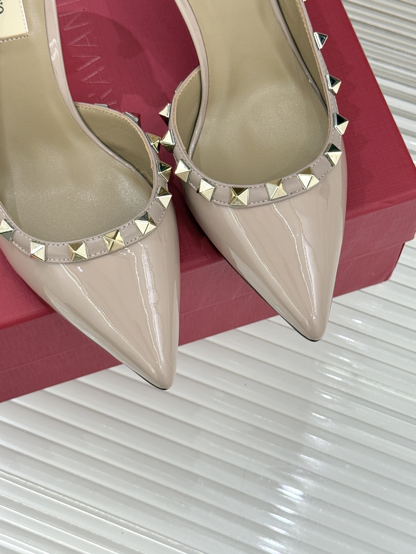 Valentino/华伦天奴经典铆钉侧空尖头高跟鞋华伦系列以标志性Rockstud铆钉重塑尖头高跟鞋的意