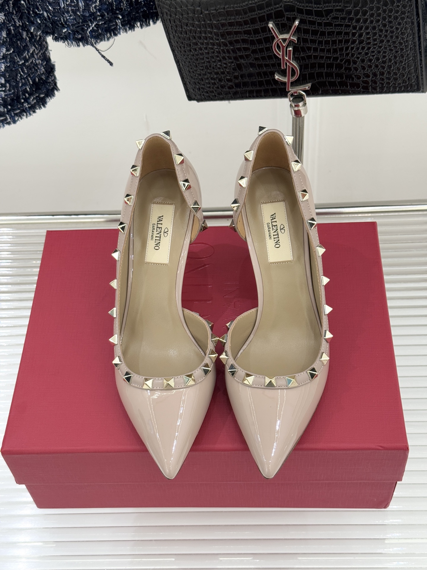 Valentino/华伦天奴经典铆钉侧空尖头高跟鞋华伦系列以标志性Rockstud铆钉重塑尖头高跟鞋的意