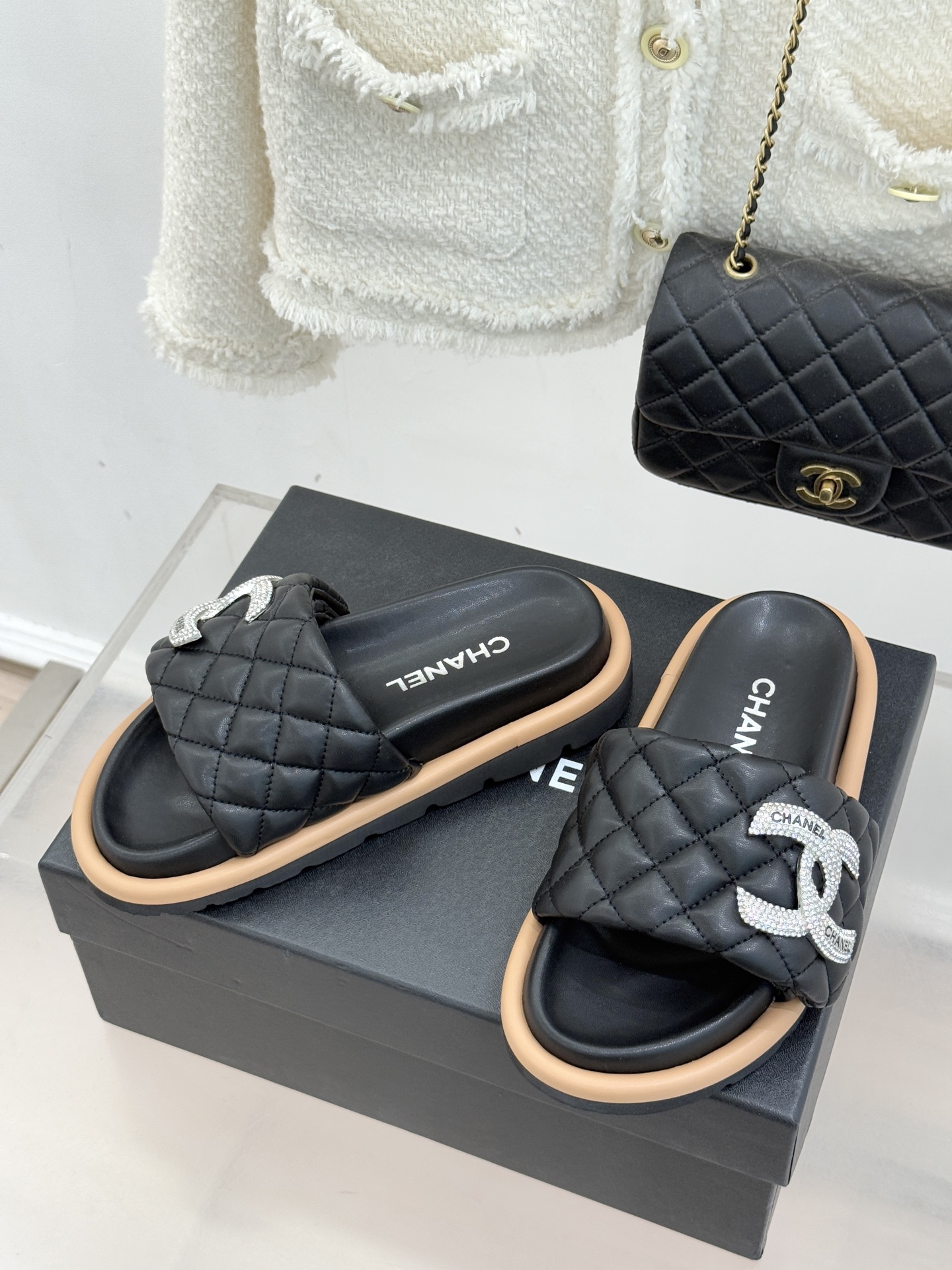 CHANE* ｜小香经典双C水钻魔术贴菱格面包厚底懒人拖鞋懒人必备👏穿了会上瘾的拖鞋巨软巨舒服 让你摆脱