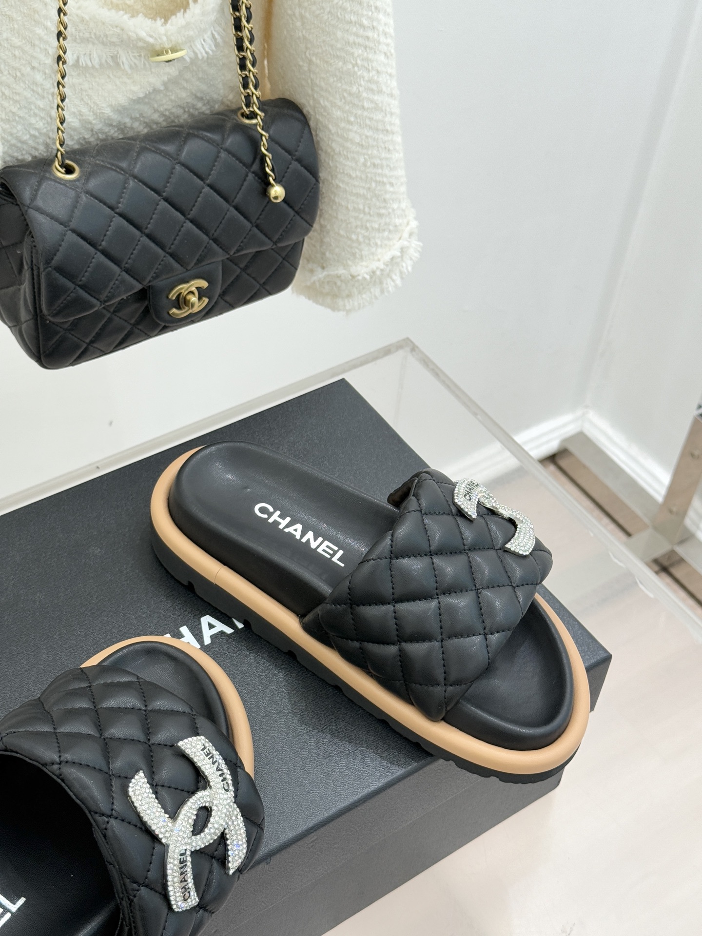 CHANE* ｜小香经典双C水钻魔术贴菱格面包厚底懒人拖鞋懒人必备👏穿了会上瘾的拖鞋巨软巨舒服 让你摆脱