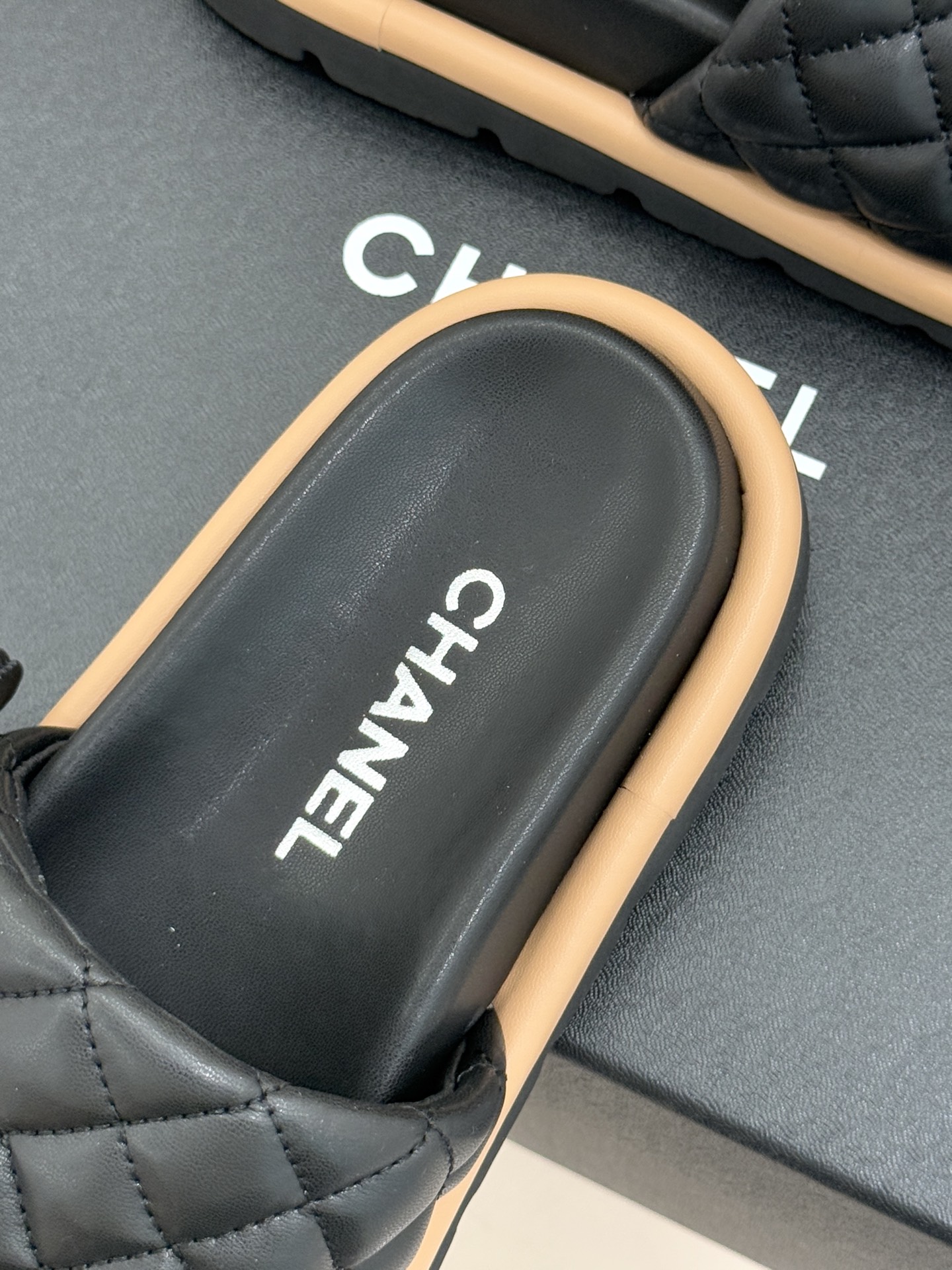 CHANE* ｜小香经典双C水钻魔术贴菱格面包厚底懒人拖鞋懒人必备👏穿了会上瘾的拖鞋巨软巨舒服 让你摆脱