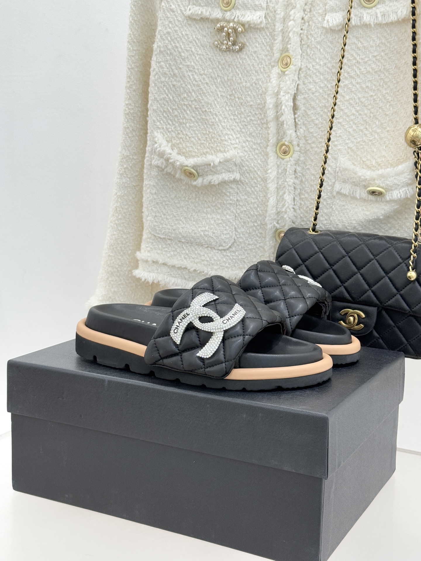 CHANE* ｜小香经典双C水钻魔术贴菱格面包厚底懒人拖鞋懒人必备👏穿了会上瘾的拖鞋巨软巨舒服 让你摆脱