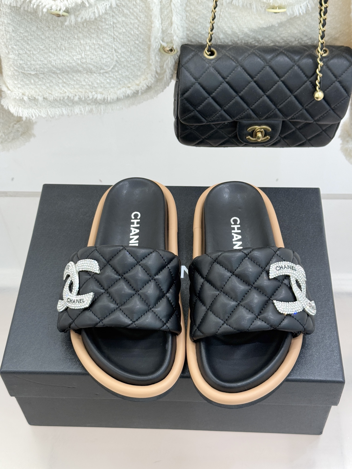 CHANE* ｜小香经典双C水钻魔术贴菱格面包厚底懒人拖鞋懒人必备👏穿了会上瘾的拖鞋巨软巨舒服 让你摆脱