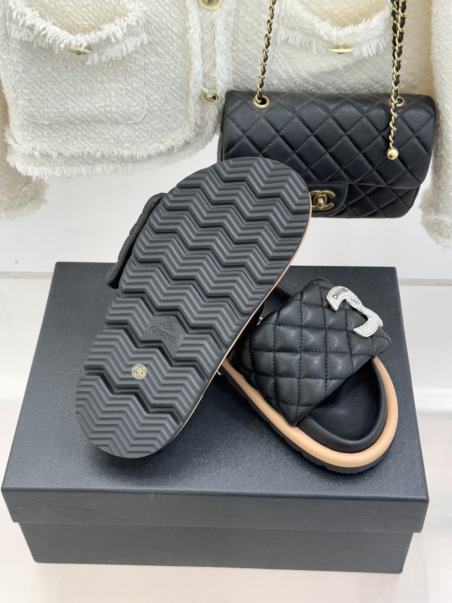 CHANE* ｜小香经典双C水钻魔术贴菱格面包厚底懒人拖鞋懒人必备👏穿了会上瘾的拖鞋巨软巨舒服 让你摆脱