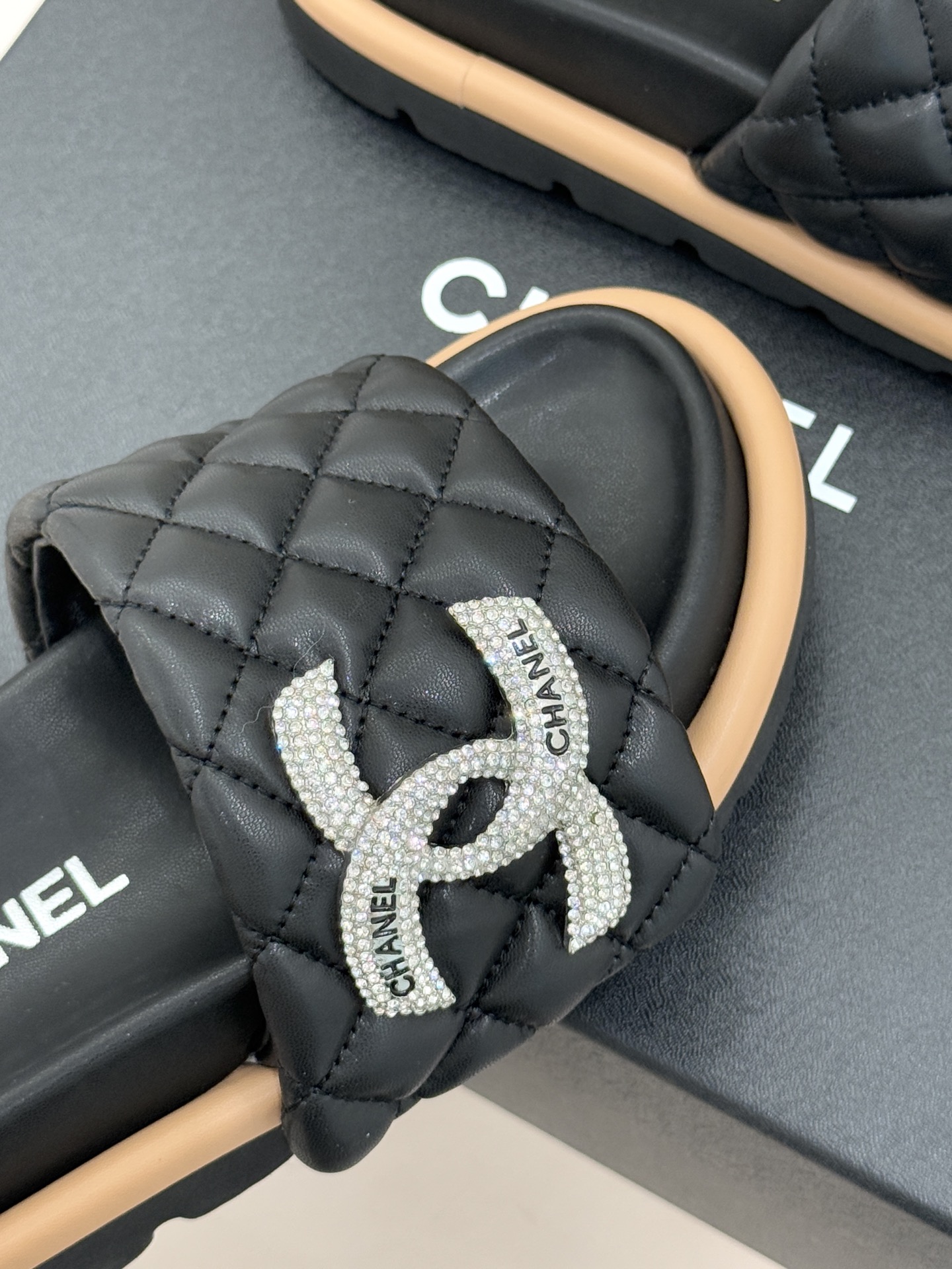 CHANE* ｜小香经典双C水钻魔术贴菱格面包厚底懒人拖鞋懒人必备👏穿了会上瘾的拖鞋巨软巨舒服 让你摆脱