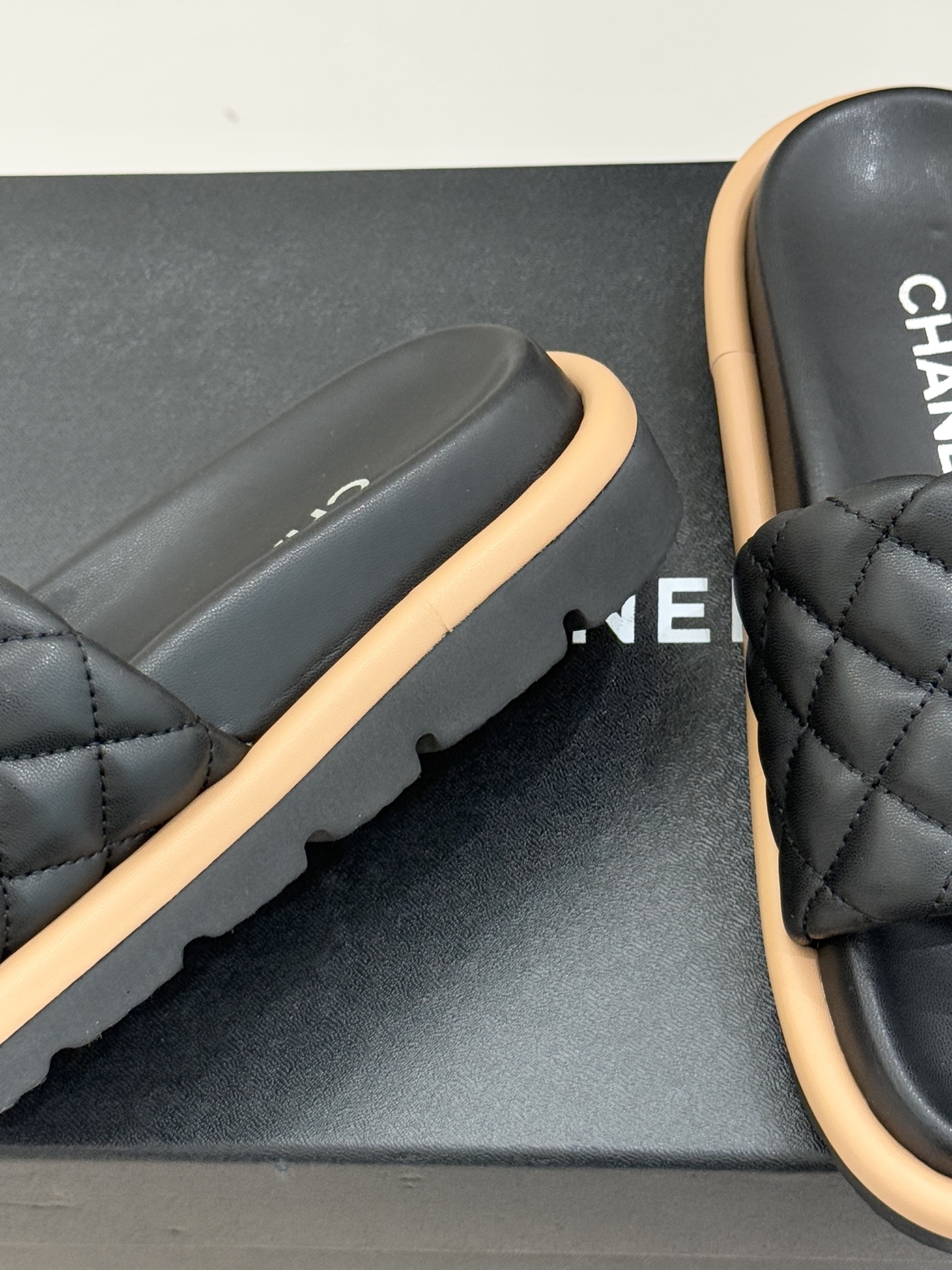 CHANE* ｜小香经典双C水钻魔术贴菱格面包厚底懒人拖鞋懒人必备👏穿了会上瘾的拖鞋巨软巨舒服 让你摆脱