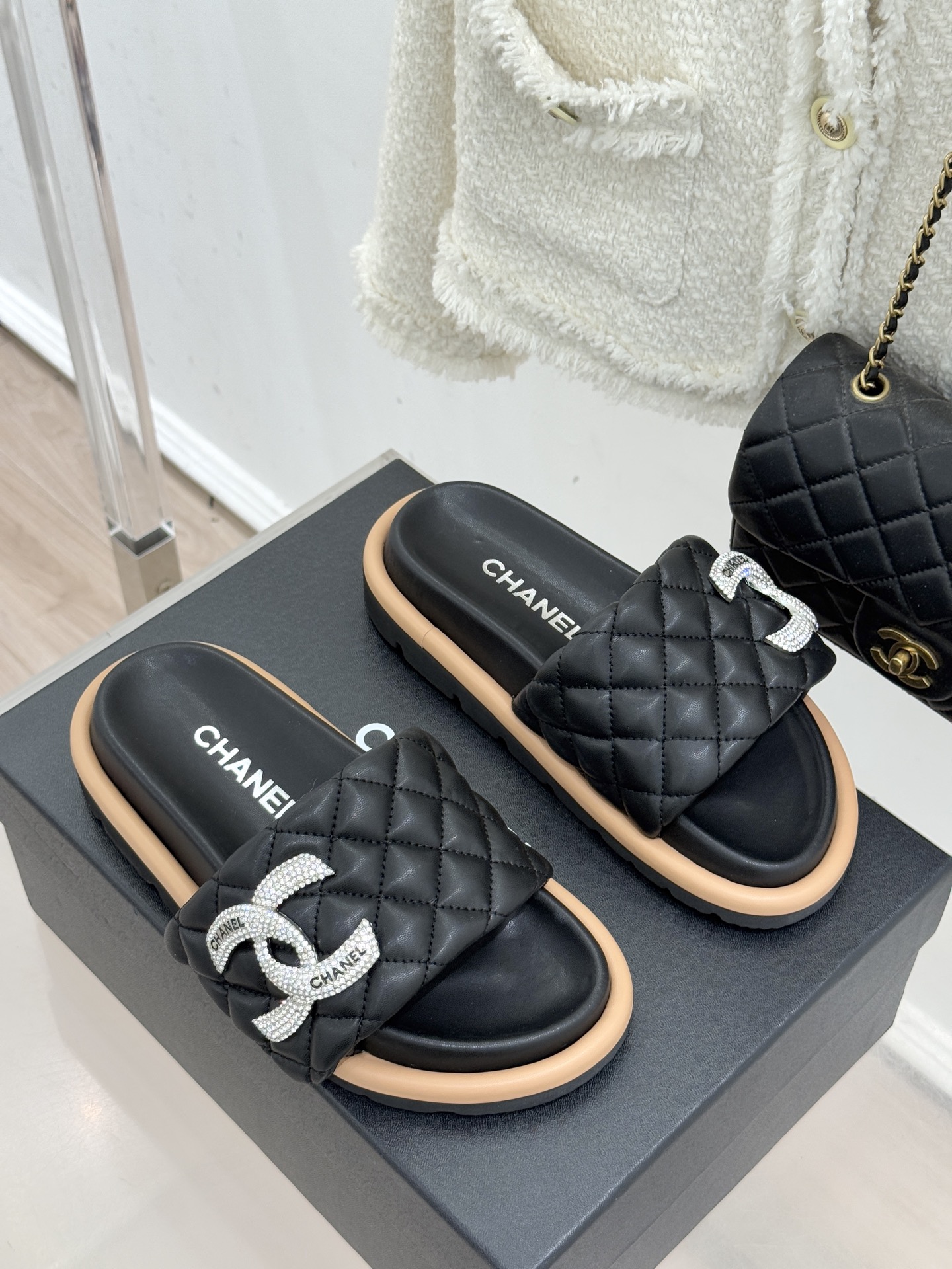 CHANE* ｜小香经典双C水钻魔术贴菱格面包厚底懒人拖鞋懒人必备👏穿了会上瘾的拖鞋巨软巨舒服 让你摆脱