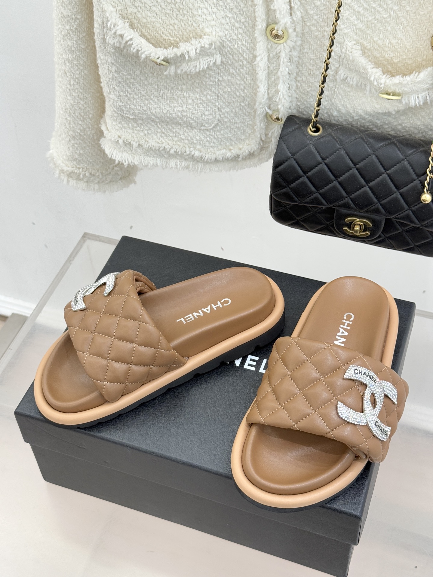 CHANE* ｜小香经典双C水钻魔术贴菱格面包厚底懒人拖鞋懒人必备👏穿了会上瘾的拖鞋巨软巨舒服 让你摆脱