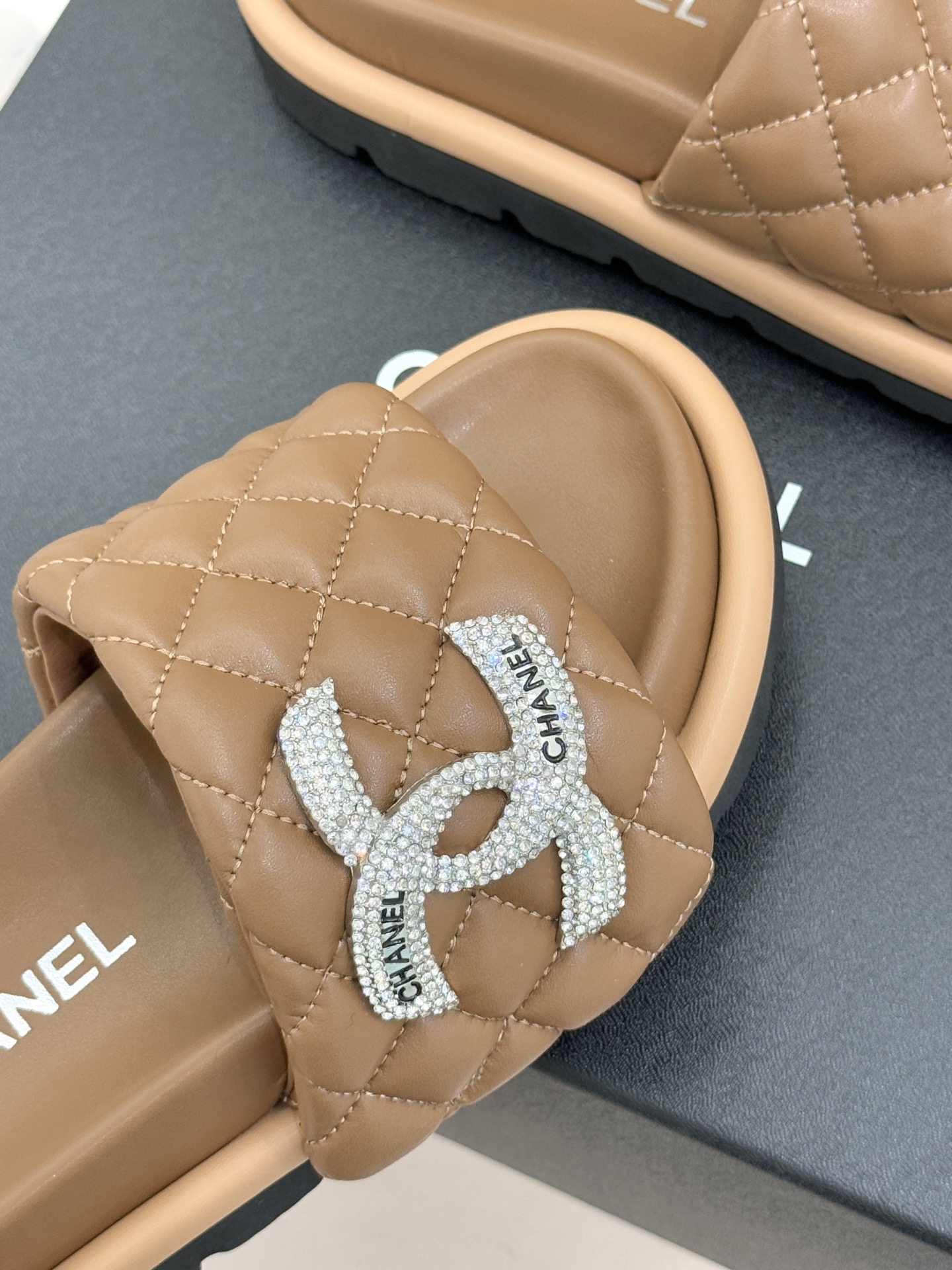 CHANE* ｜小香经典双C水钻魔术贴菱格面包厚底懒人拖鞋懒人必备👏穿了会上瘾的拖鞋巨软巨舒服 让你摆脱