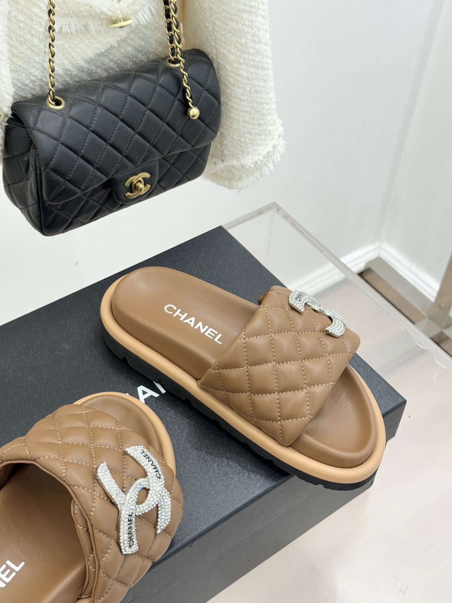 CHANE* ｜小香经典双C水钻魔术贴菱格面包厚底懒人拖鞋懒人必备👏穿了会上瘾的拖鞋巨软巨舒服 让你摆脱