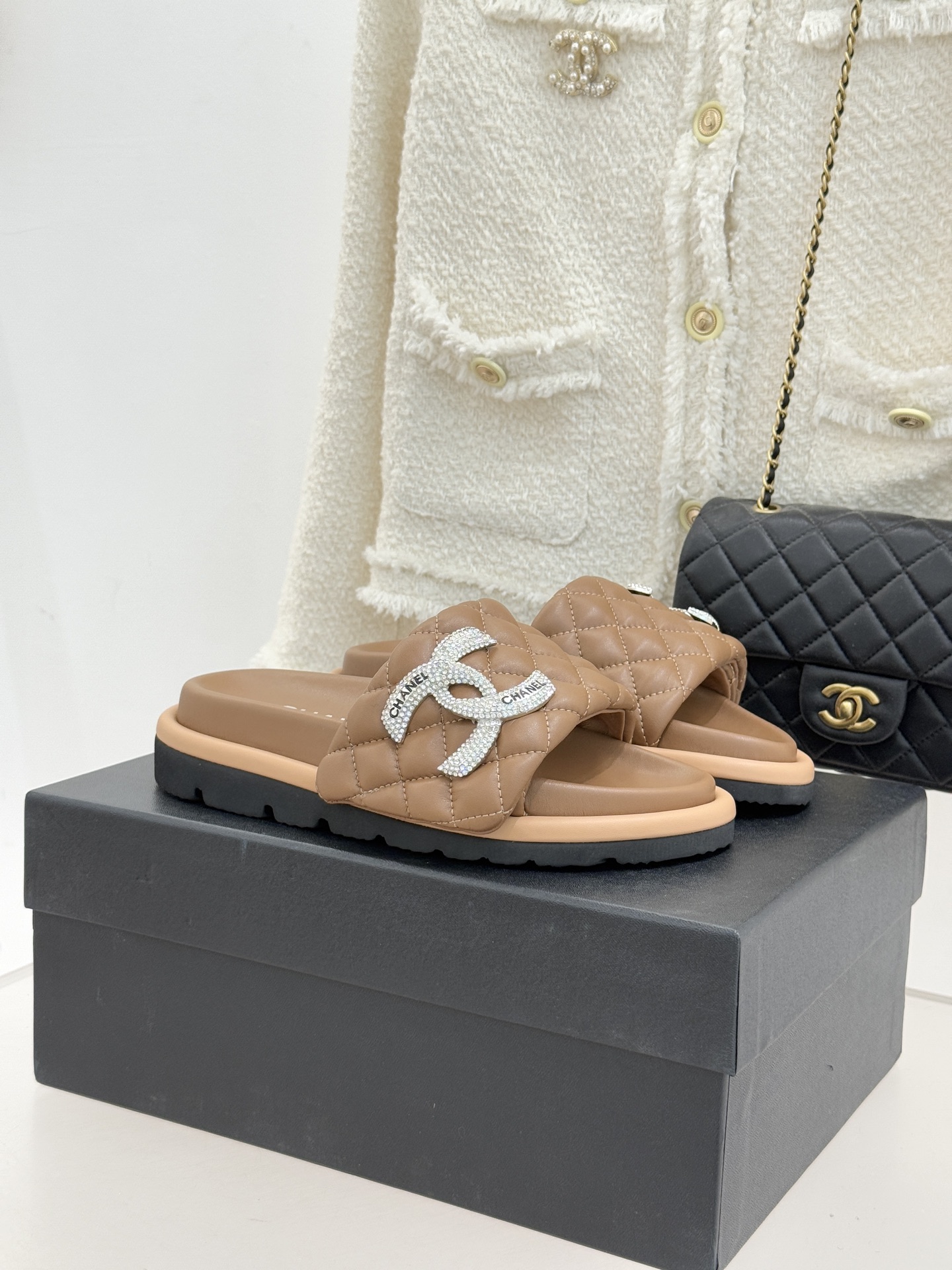 CHANE* ｜小香经典双C水钻魔术贴菱格面包厚底懒人拖鞋懒人必备👏穿了会上瘾的拖鞋巨软巨舒服 让你摆脱