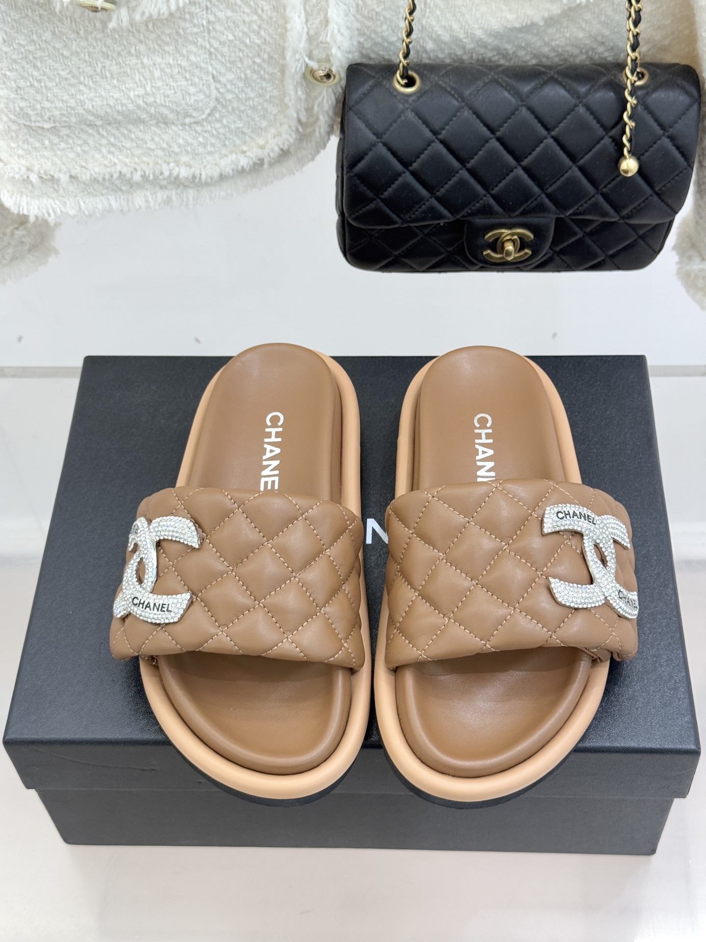 CHANE* ｜小香经典双C水钻魔术贴菱格面包厚底懒人拖鞋懒人必备👏穿了会上瘾的拖鞋巨软巨舒服 让你摆脱