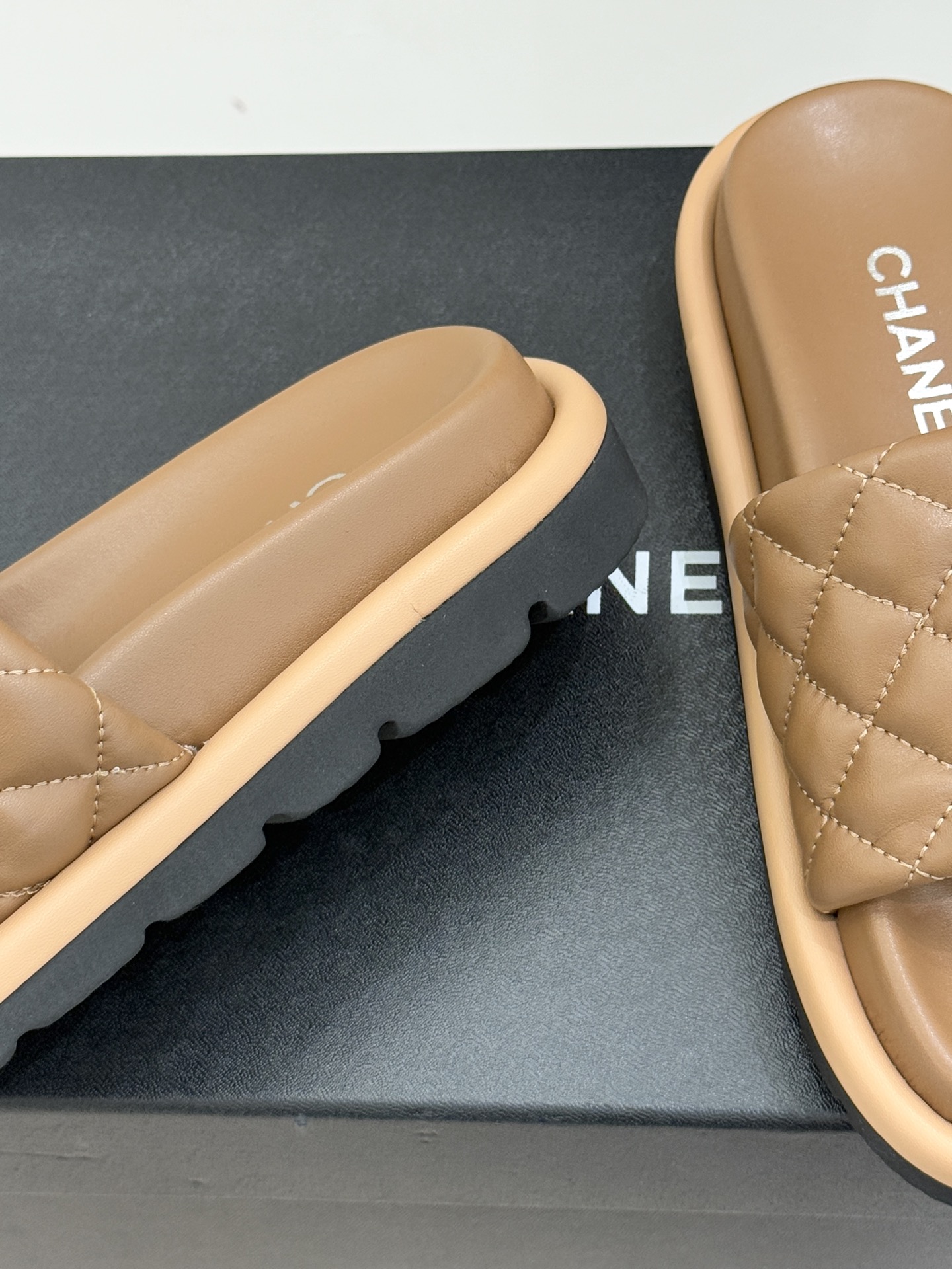 CHANE* ｜小香经典双C水钻魔术贴菱格面包厚底懒人拖鞋懒人必备👏穿了会上瘾的拖鞋巨软巨舒服 让你摆脱