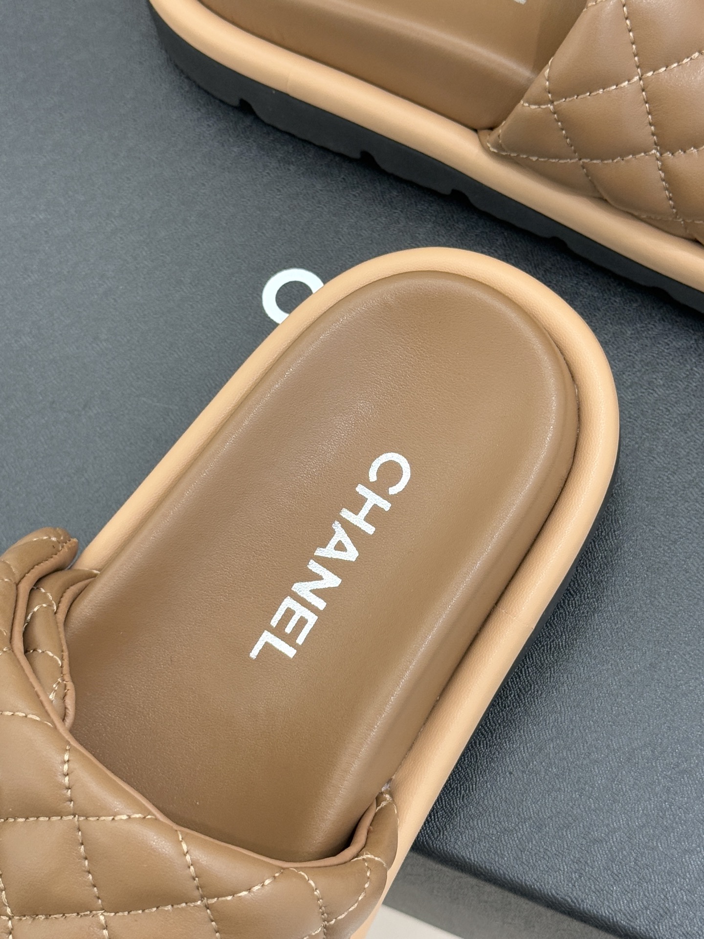 CHANE* ｜小香经典双C水钻魔术贴菱格面包厚底懒人拖鞋懒人必备👏穿了会上瘾的拖鞋巨软巨舒服 让你摆脱