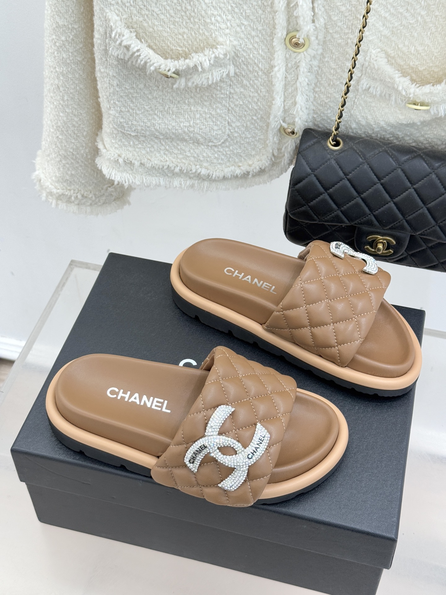 CHANE* ｜小香经典双C水钻魔术贴菱格面包厚底懒人拖鞋懒人必备👏穿了会上瘾的拖鞋巨软巨舒服 让你摆脱