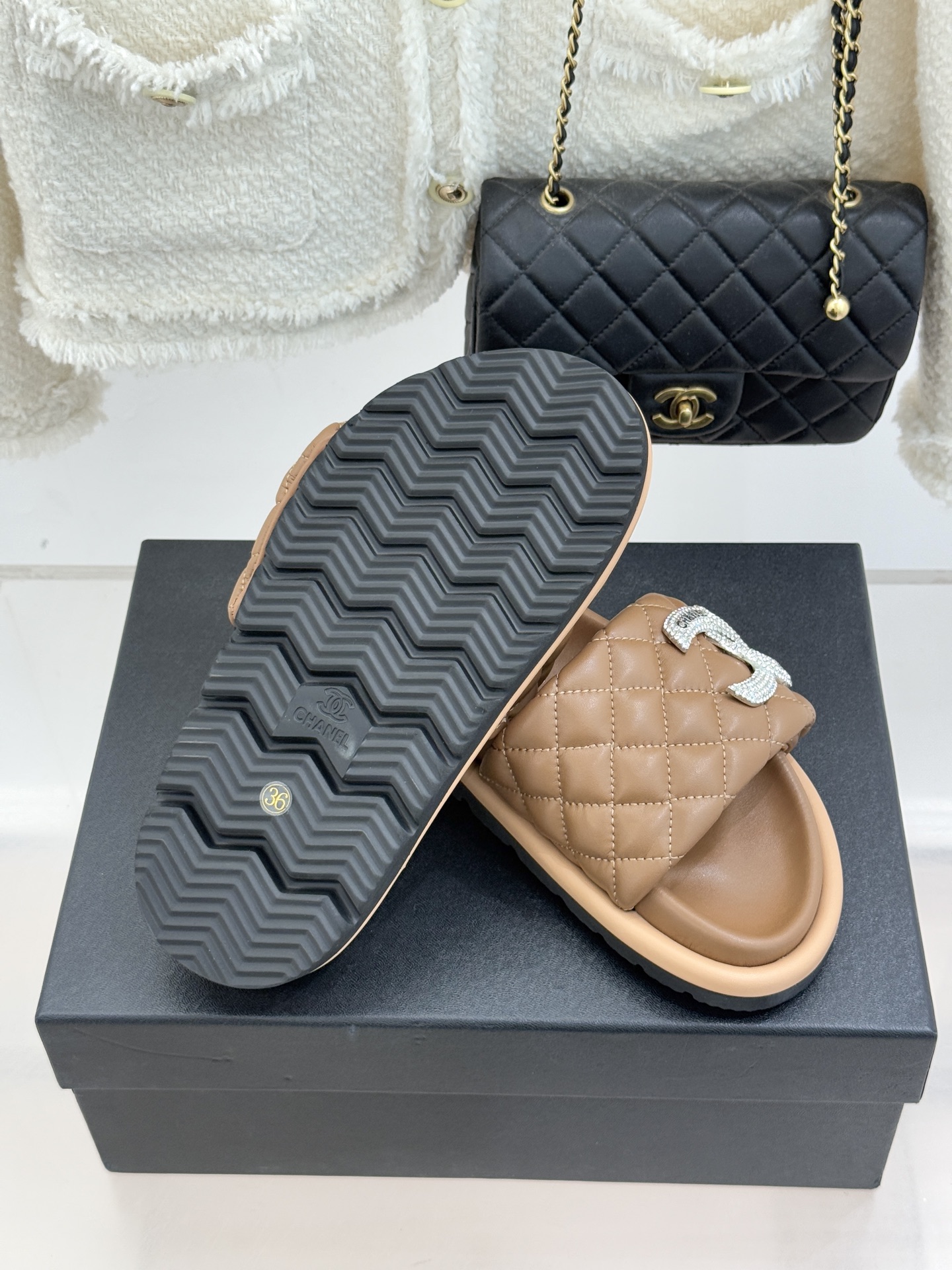 CHANE* ｜小香经典双C水钻魔术贴菱格面包厚底懒人拖鞋懒人必备👏穿了会上瘾的拖鞋巨软巨舒服 让你摆脱