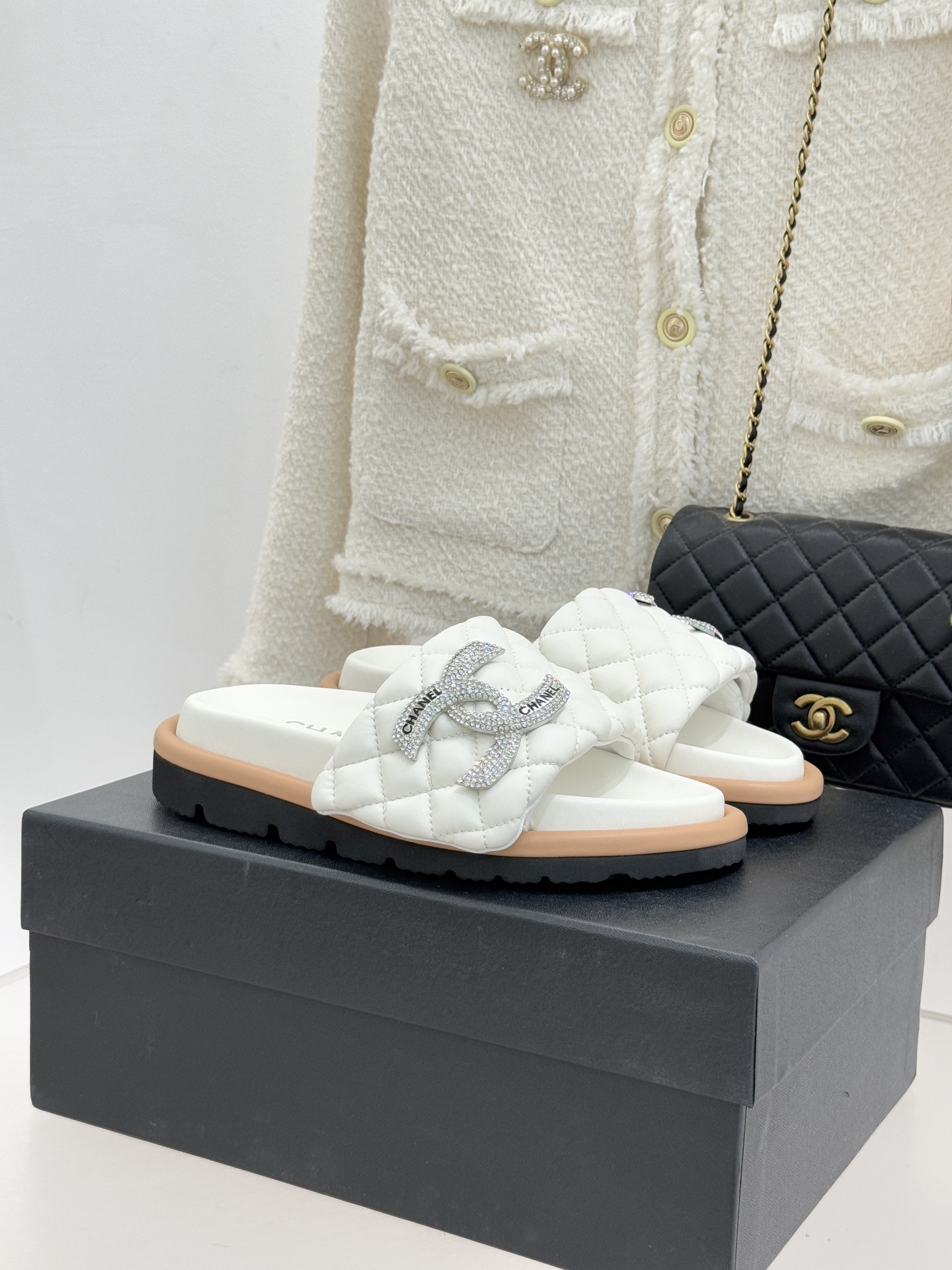 CHANE* ｜小香经典双C水钻魔术贴菱格面包厚底懒人拖鞋懒人必备👏穿了会上瘾的拖鞋巨软巨舒服 让你摆脱