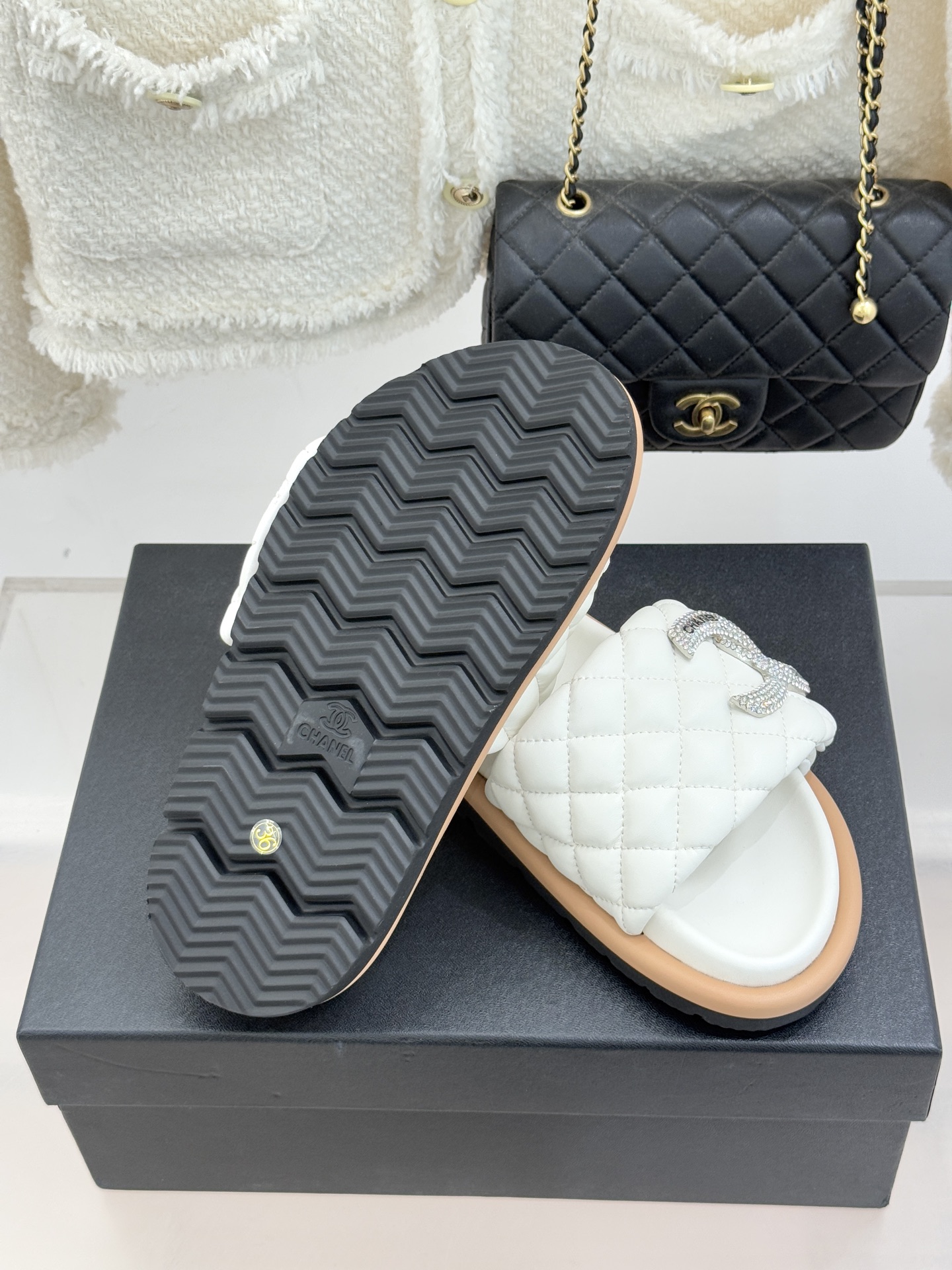 CHANE* ｜小香经典双C水钻魔术贴菱格面包厚底懒人拖鞋懒人必备👏穿了会上瘾的拖鞋巨软巨舒服 让你摆脱