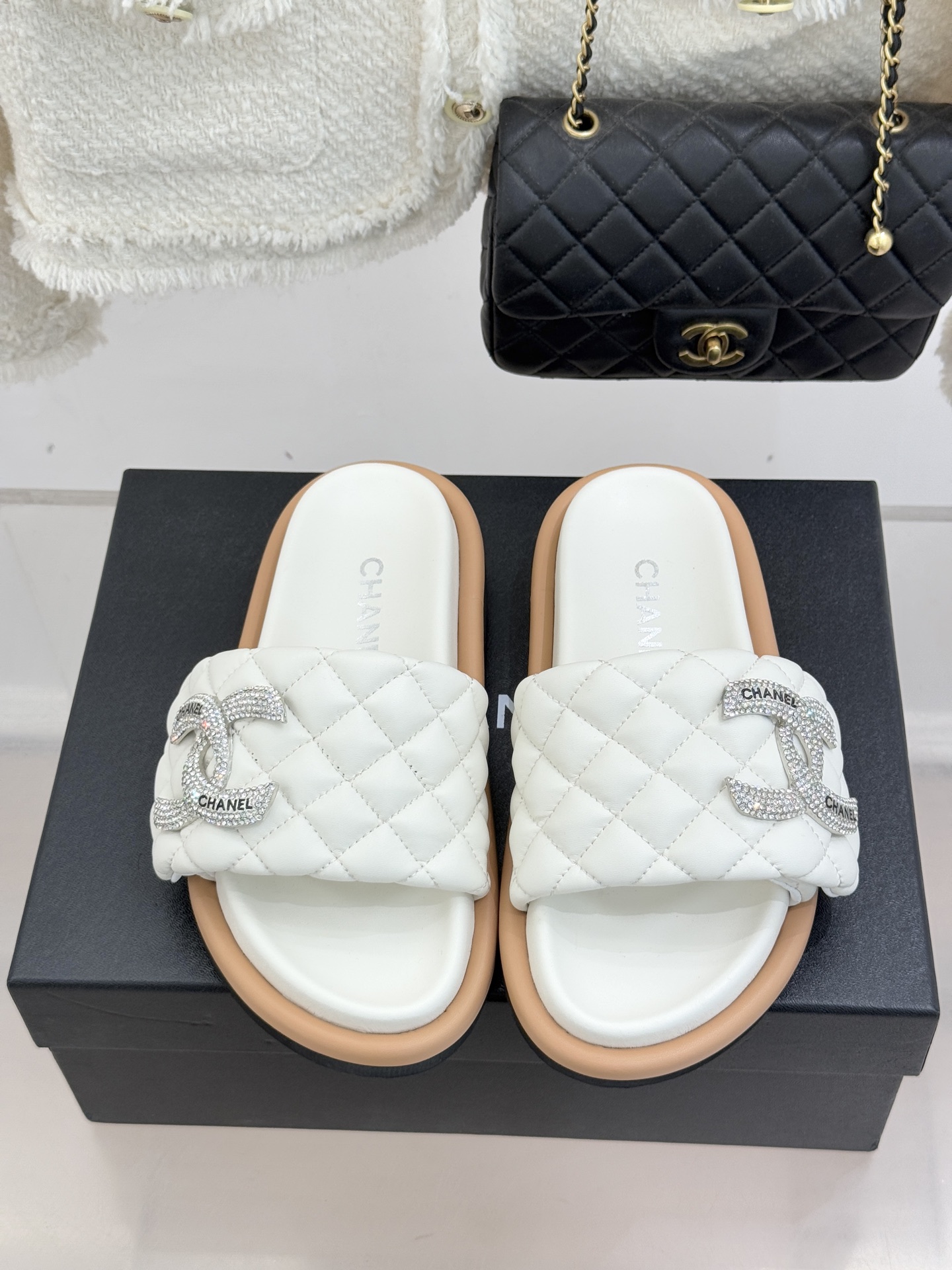 CHANE* ｜小香经典双C水钻魔术贴菱格面包厚底懒人拖鞋懒人必备👏穿了会上瘾的拖鞋巨软巨舒服 让你摆脱