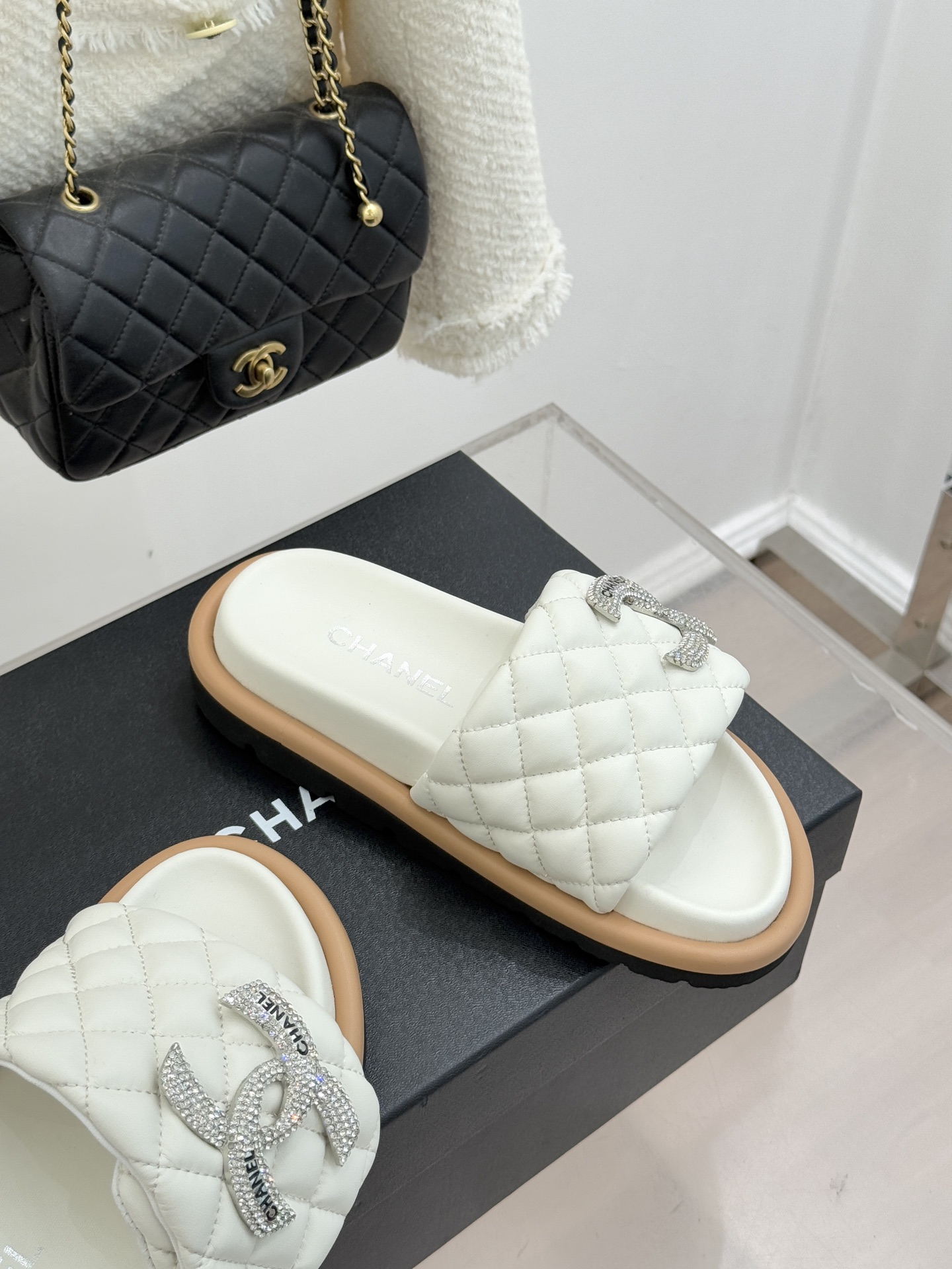 CHANE* ｜小香经典双C水钻魔术贴菱格面包厚底懒人拖鞋懒人必备👏穿了会上瘾的拖鞋巨软巨舒服 让你摆脱