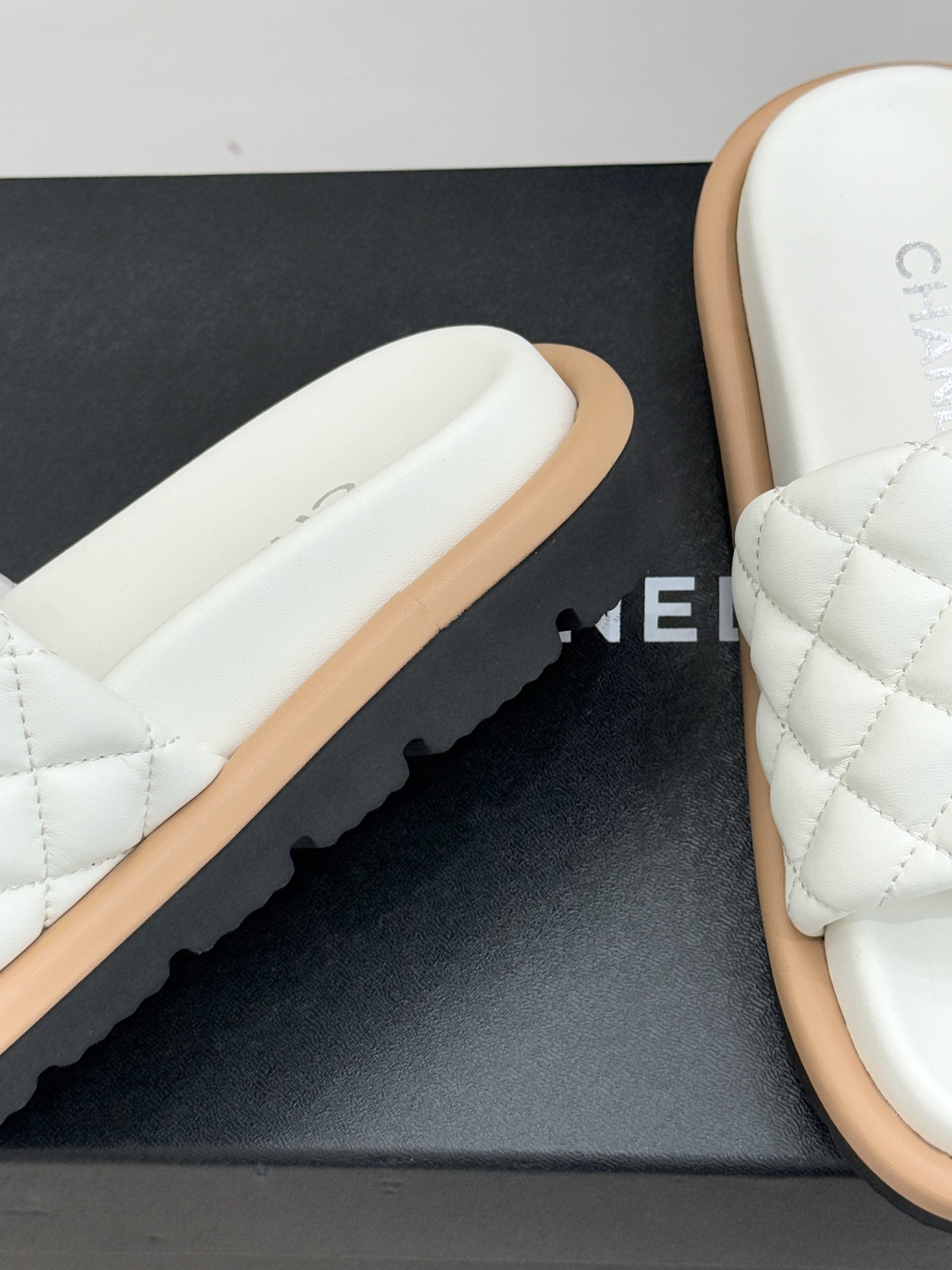 CHANE* ｜小香经典双C水钻魔术贴菱格面包厚底懒人拖鞋懒人必备👏穿了会上瘾的拖鞋巨软巨舒服 让你摆脱