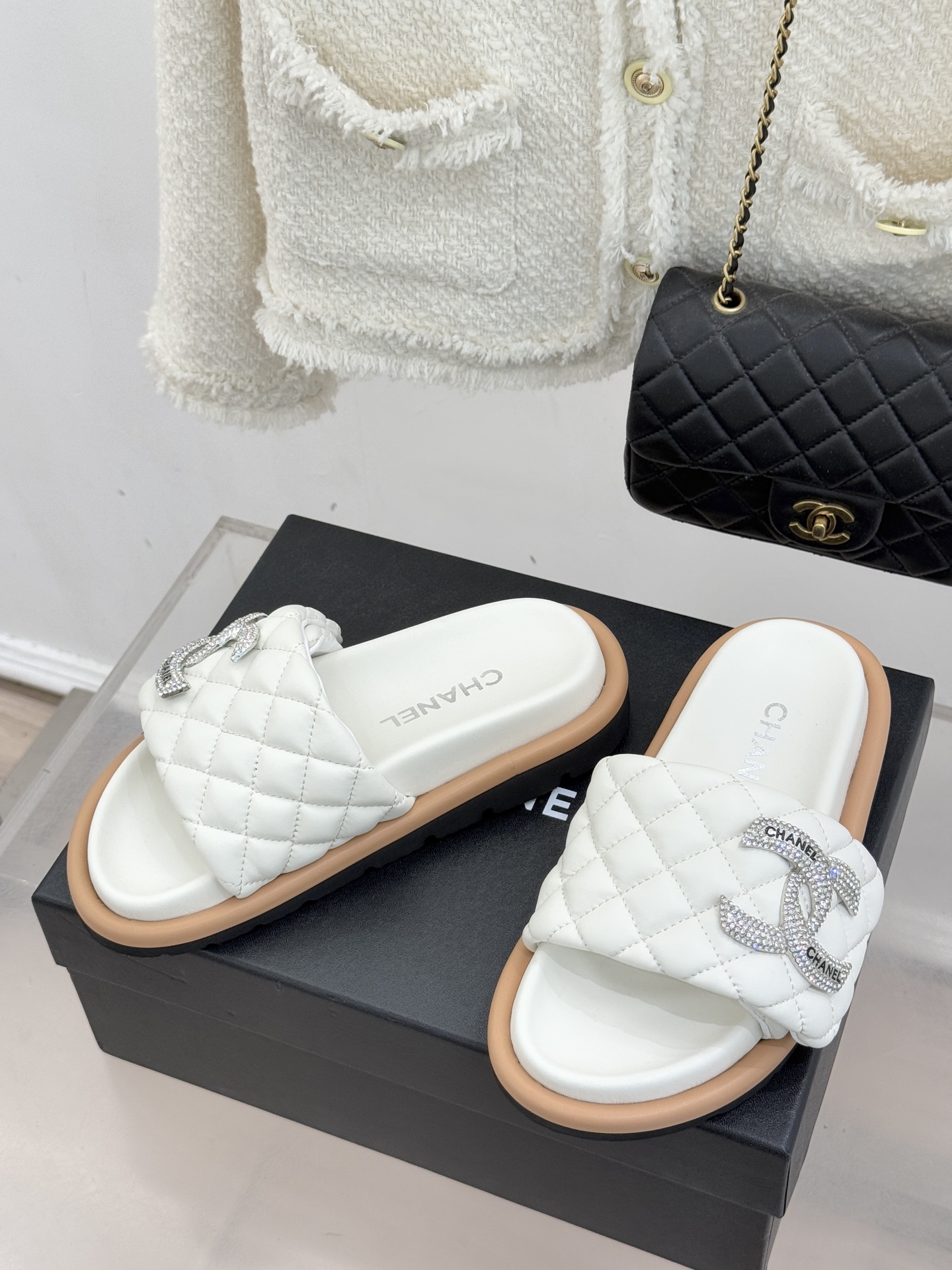 CHANE* ｜小香经典双C水钻魔术贴菱格面包厚底懒人拖鞋懒人必备👏穿了会上瘾的拖鞋巨软巨舒服 让你摆脱