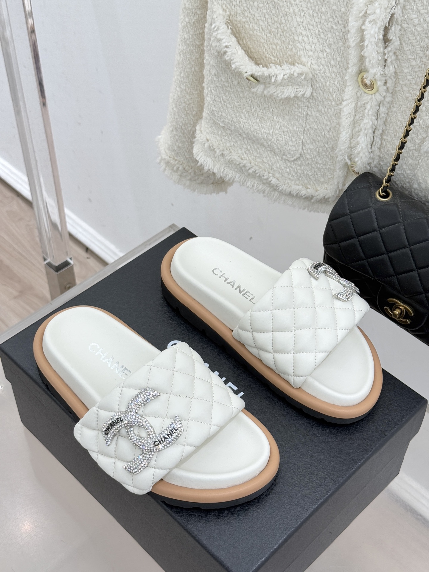 CHANE* ｜小香经典双C水钻魔术贴菱格面包厚底懒人拖鞋懒人必备👏穿了会上瘾的拖鞋巨软巨舒服 让你摆脱