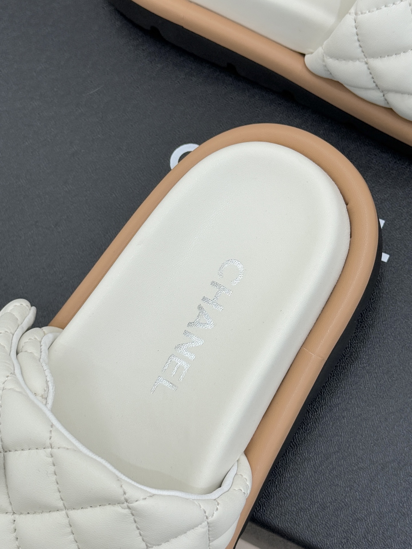 CHANE* ｜小香经典双C水钻魔术贴菱格面包厚底懒人拖鞋懒人必备👏穿了会上瘾的拖鞋巨软巨舒服 让你摆脱