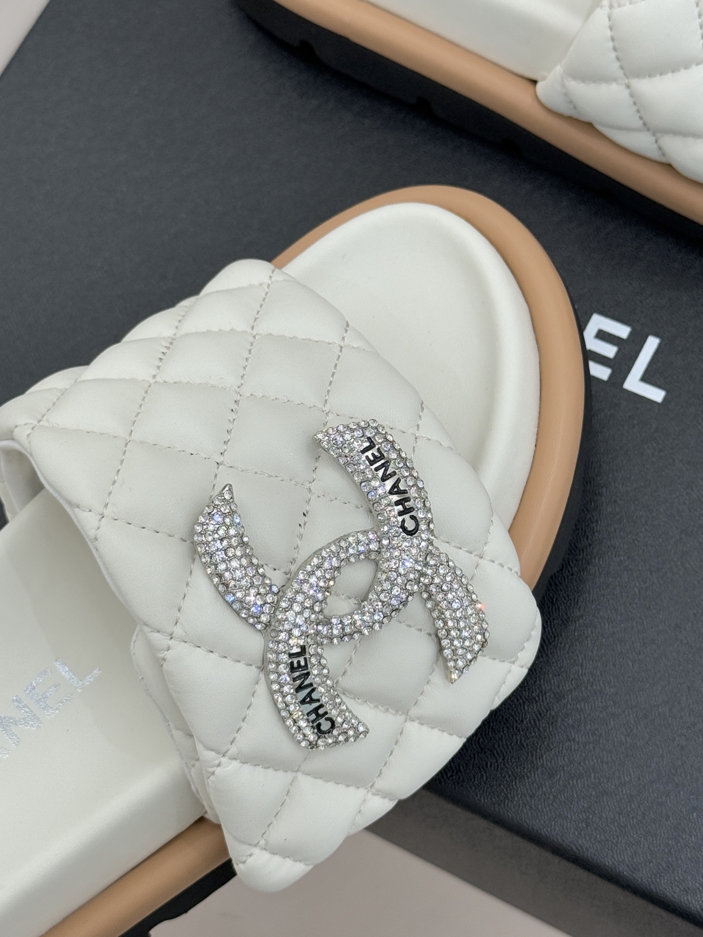 CHANE* ｜小香经典双C水钻魔术贴菱格面包厚底懒人拖鞋懒人必备👏穿了会上瘾的拖鞋巨软巨舒服 让你摆脱