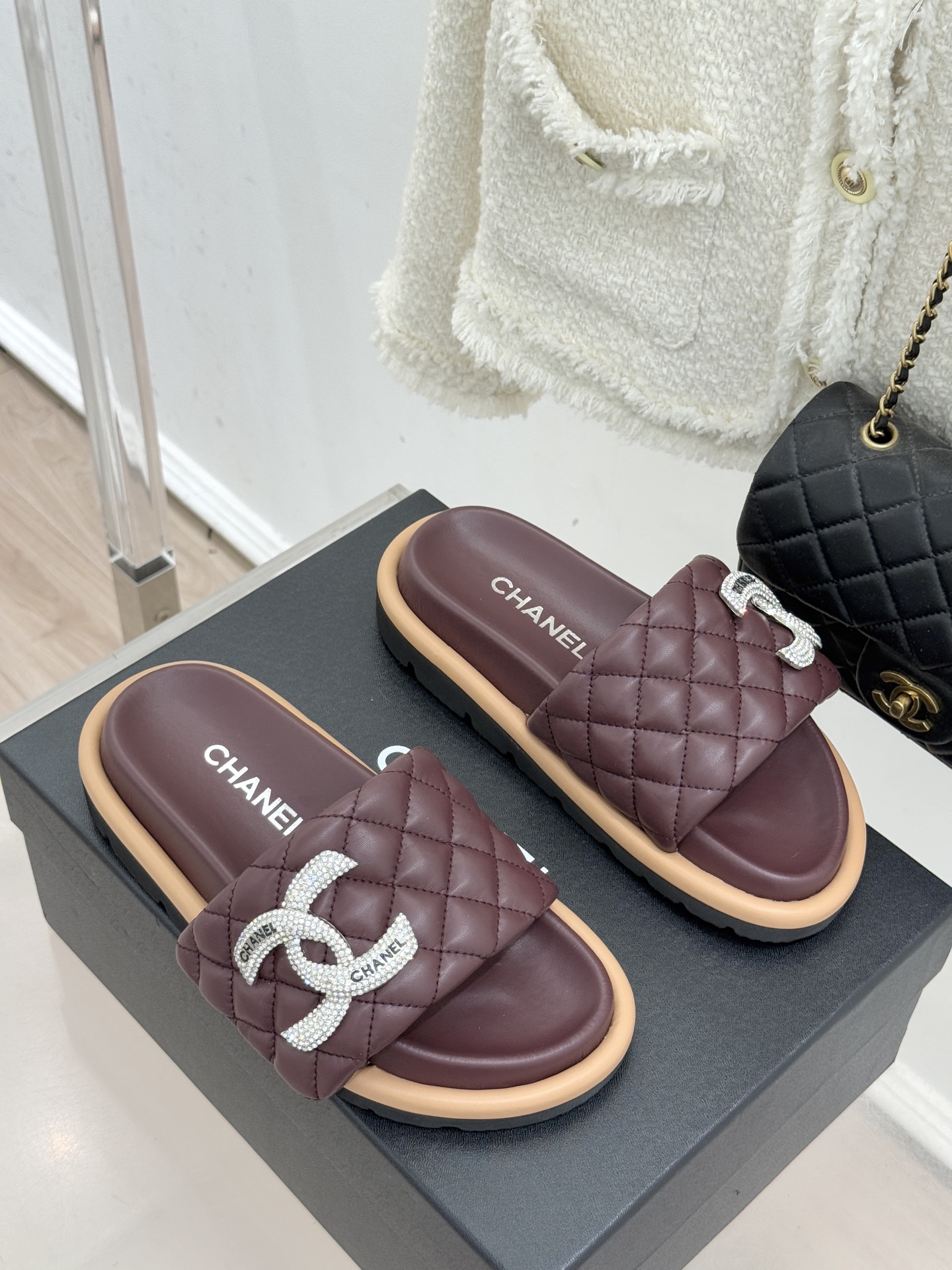 CHANE* ｜小香经典双C水钻魔术贴菱格面包厚底懒人拖鞋懒人必备👏穿了会上瘾的拖鞋巨软巨舒服 让你摆脱