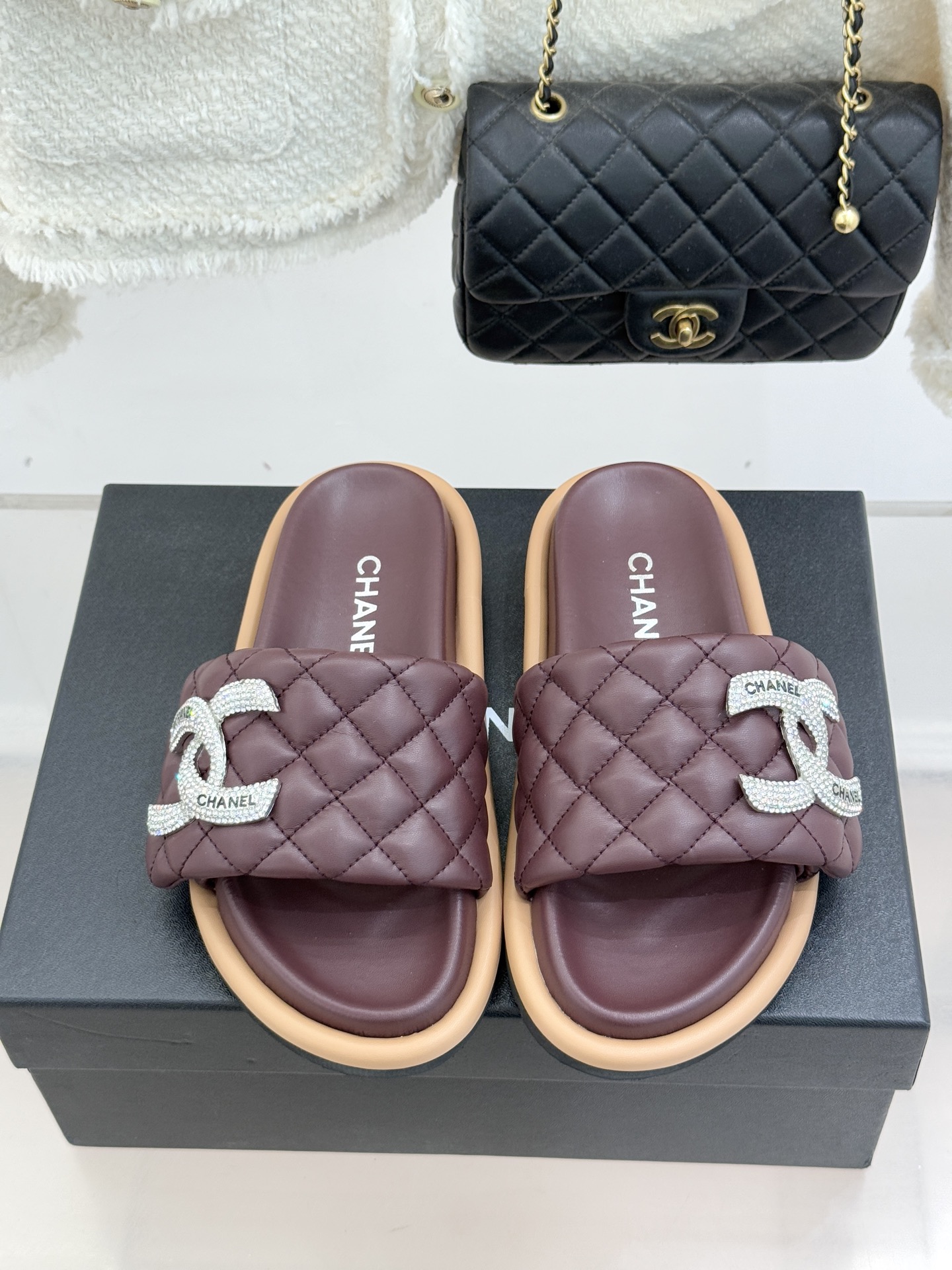 CHANE* ｜小香经典双C水钻魔术贴菱格面包厚底懒人拖鞋懒人必备👏穿了会上瘾的拖鞋巨软巨舒服 让你摆脱