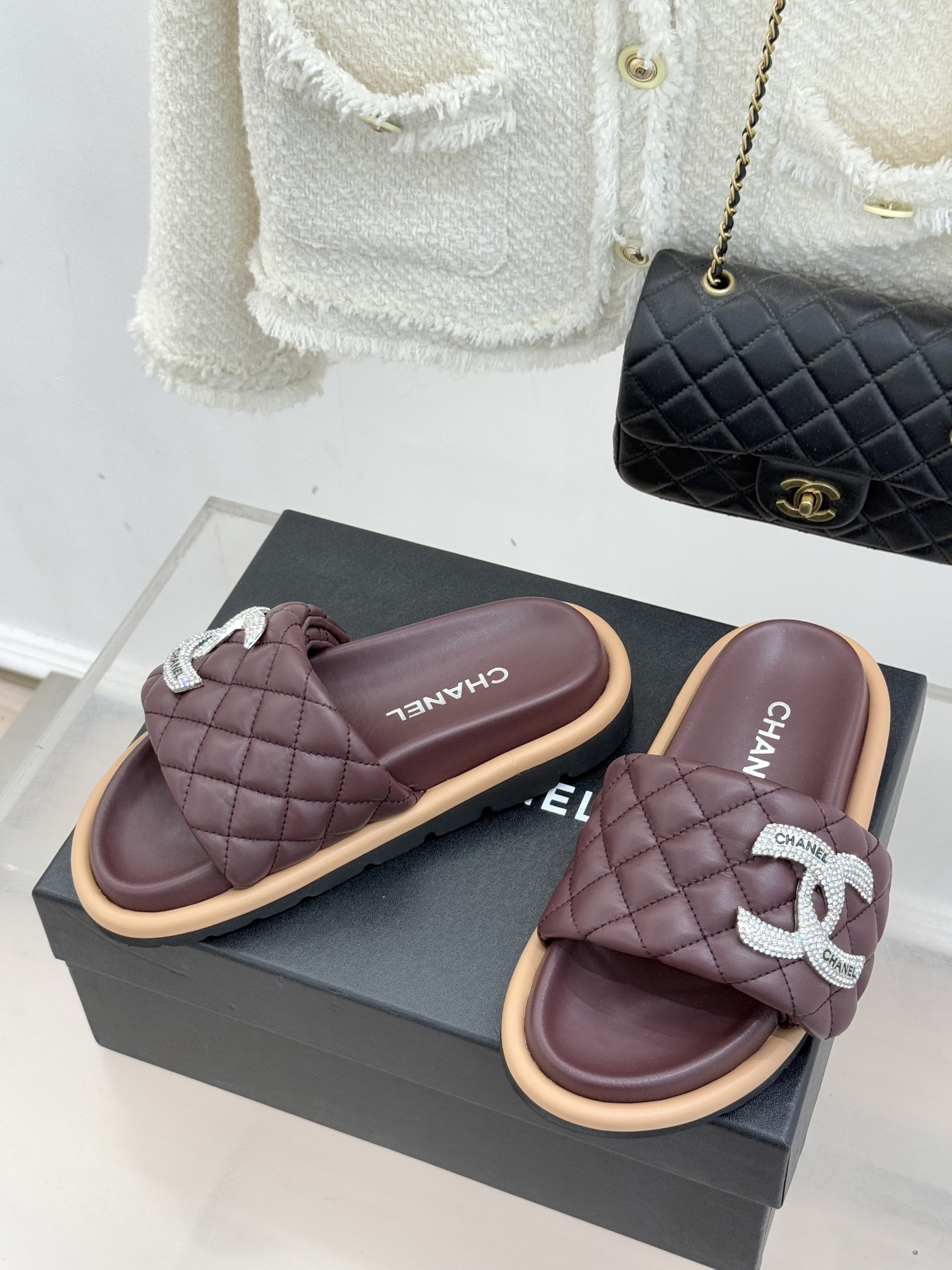 CHANE* ｜小香经典双C水钻魔术贴菱格面包厚底懒人拖鞋懒人必备👏穿了会上瘾的拖鞋巨软巨舒服 让你摆脱