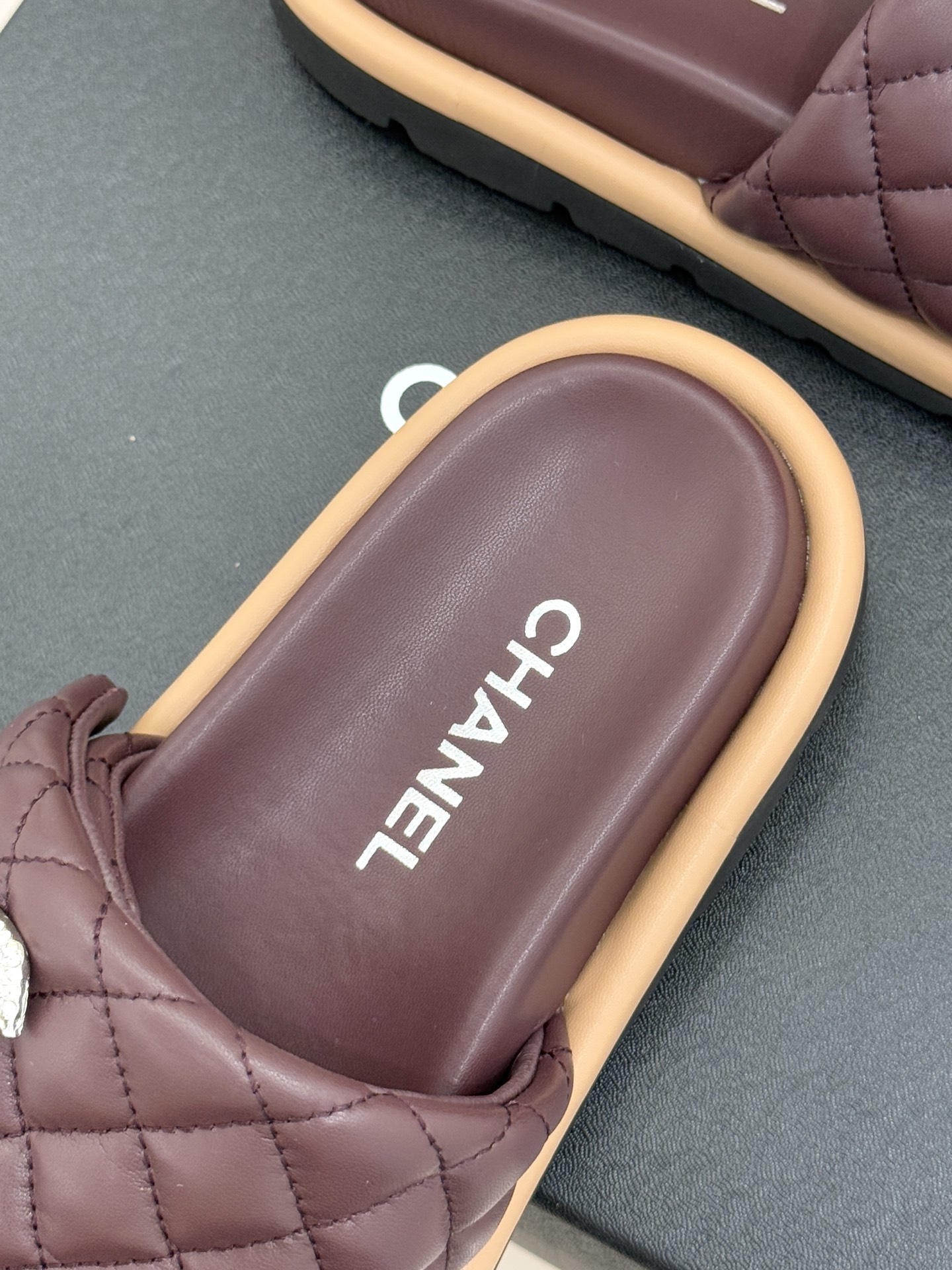 CHANE* ｜小香经典双C水钻魔术贴菱格面包厚底懒人拖鞋懒人必备👏穿了会上瘾的拖鞋巨软巨舒服 让你摆脱