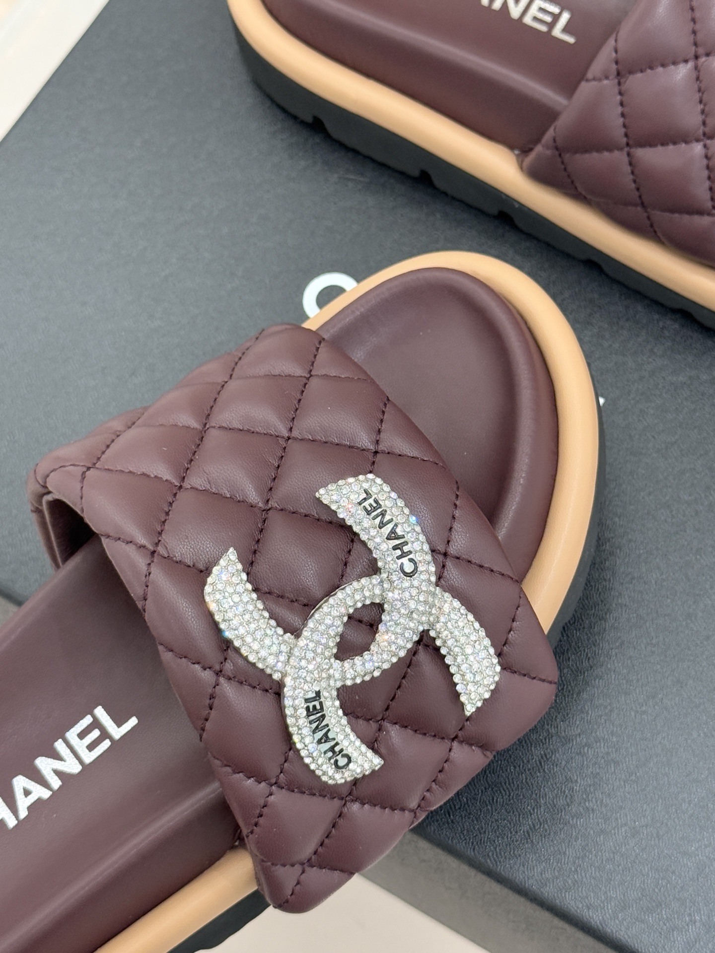 CHANE* ｜小香经典双C水钻魔术贴菱格面包厚底懒人拖鞋懒人必备👏穿了会上瘾的拖鞋巨软巨舒服 让你摆脱