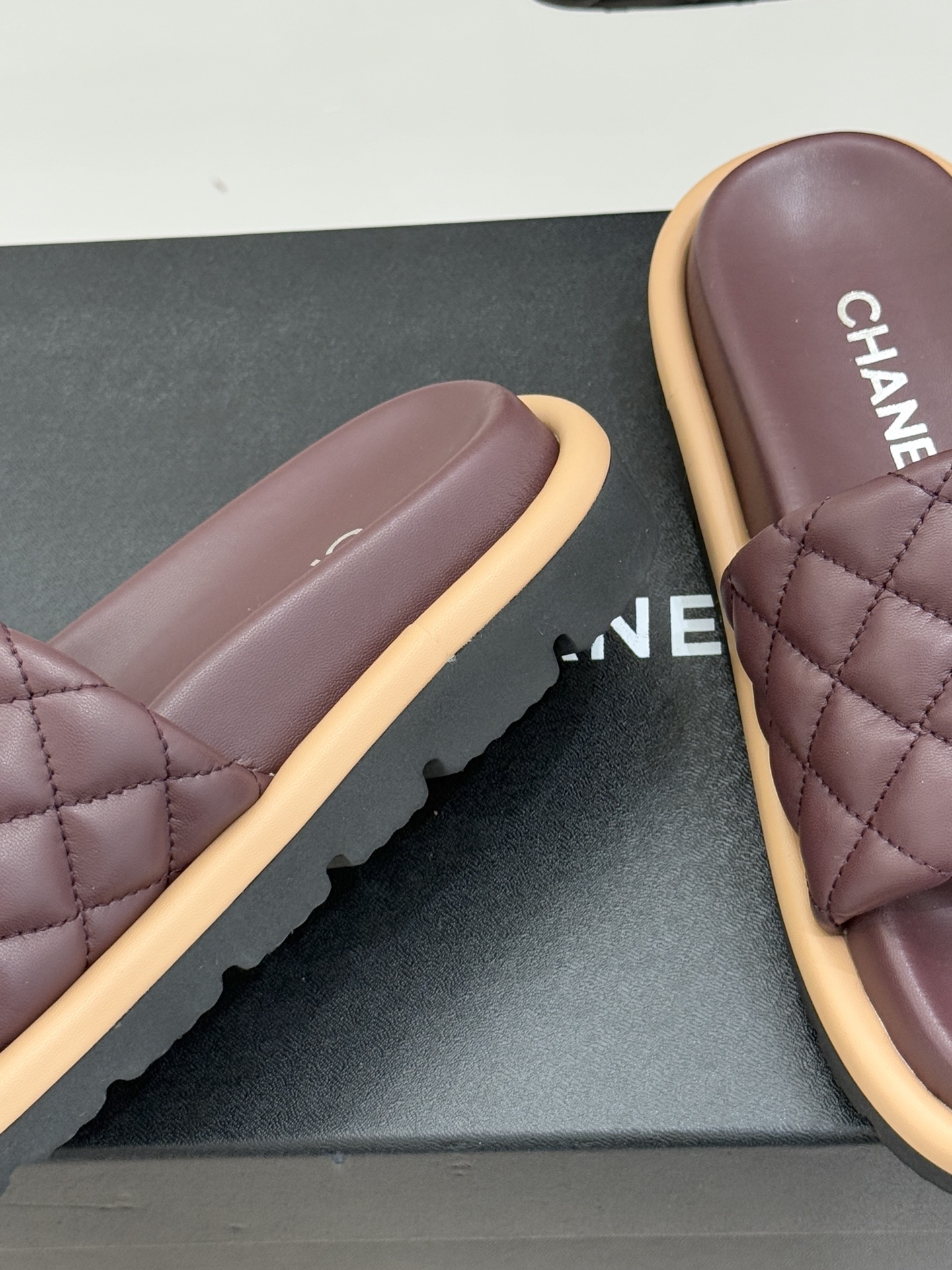 CHANE* ｜小香经典双C水钻魔术贴菱格面包厚底懒人拖鞋懒人必备👏穿了会上瘾的拖鞋巨软巨舒服 让你摆脱