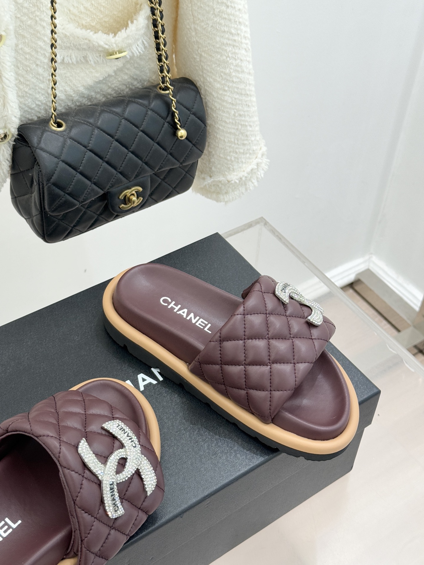 CHANE* ｜小香经典双C水钻魔术贴菱格面包厚底懒人拖鞋懒人必备👏穿了会上瘾的拖鞋巨软巨舒服 让你摆脱