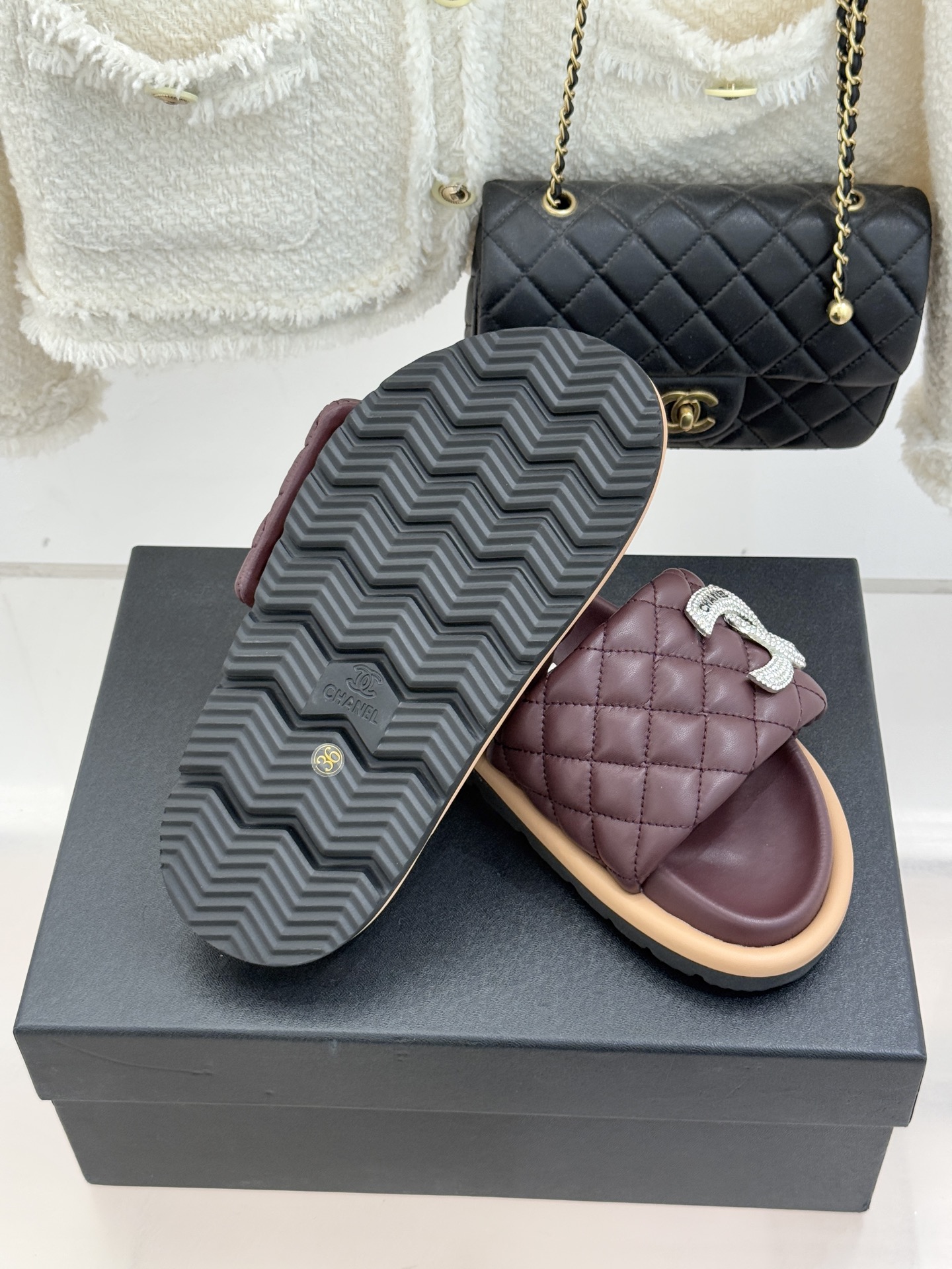 CHANE* ｜小香经典双C水钻魔术贴菱格面包厚底懒人拖鞋懒人必备👏穿了会上瘾的拖鞋巨软巨舒服 让你摆脱