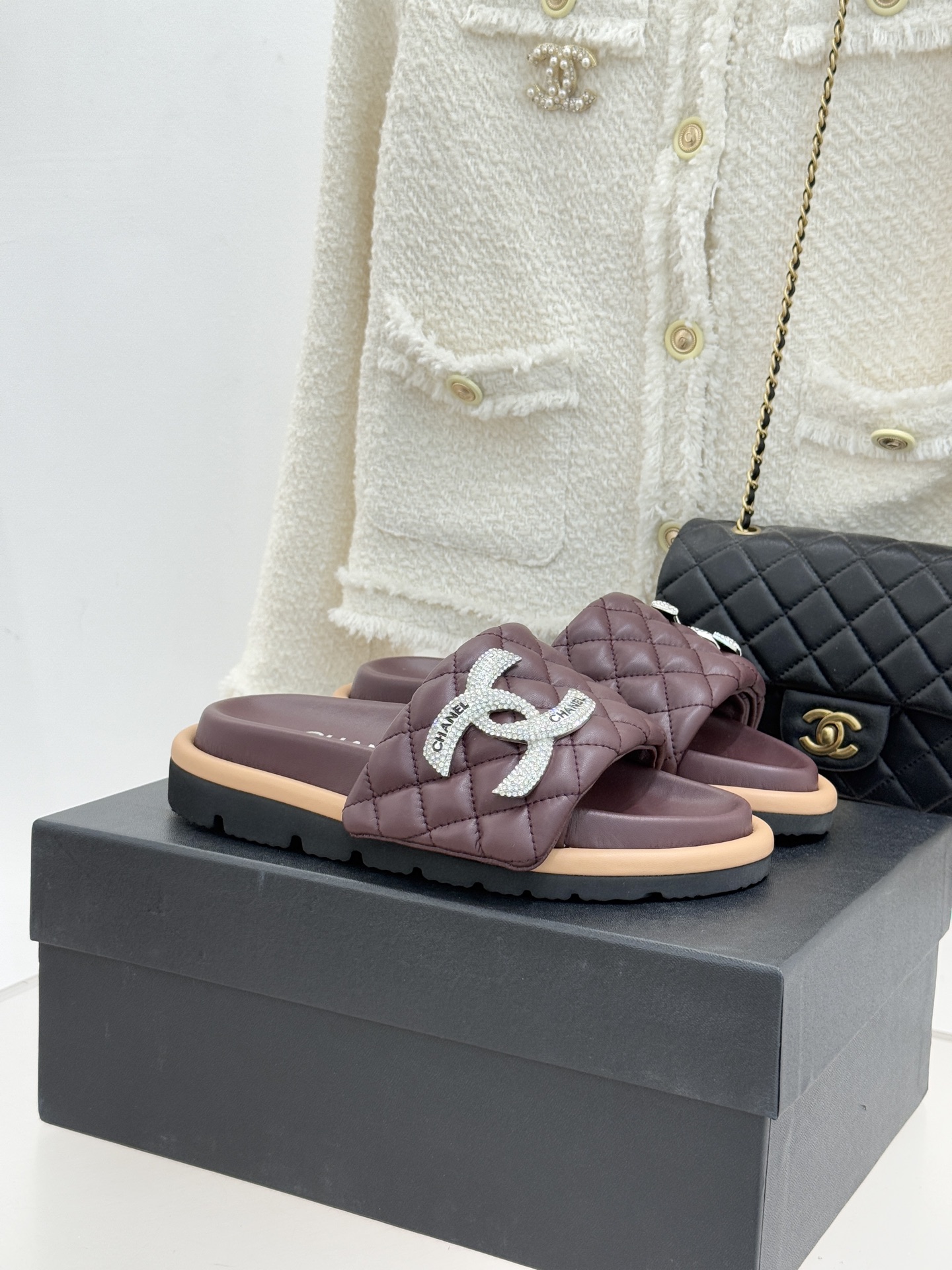 CHANE* ｜小香经典双C水钻魔术贴菱格面包厚底懒人拖鞋懒人必备👏穿了会上瘾的拖鞋巨软巨舒服 让你摆脱