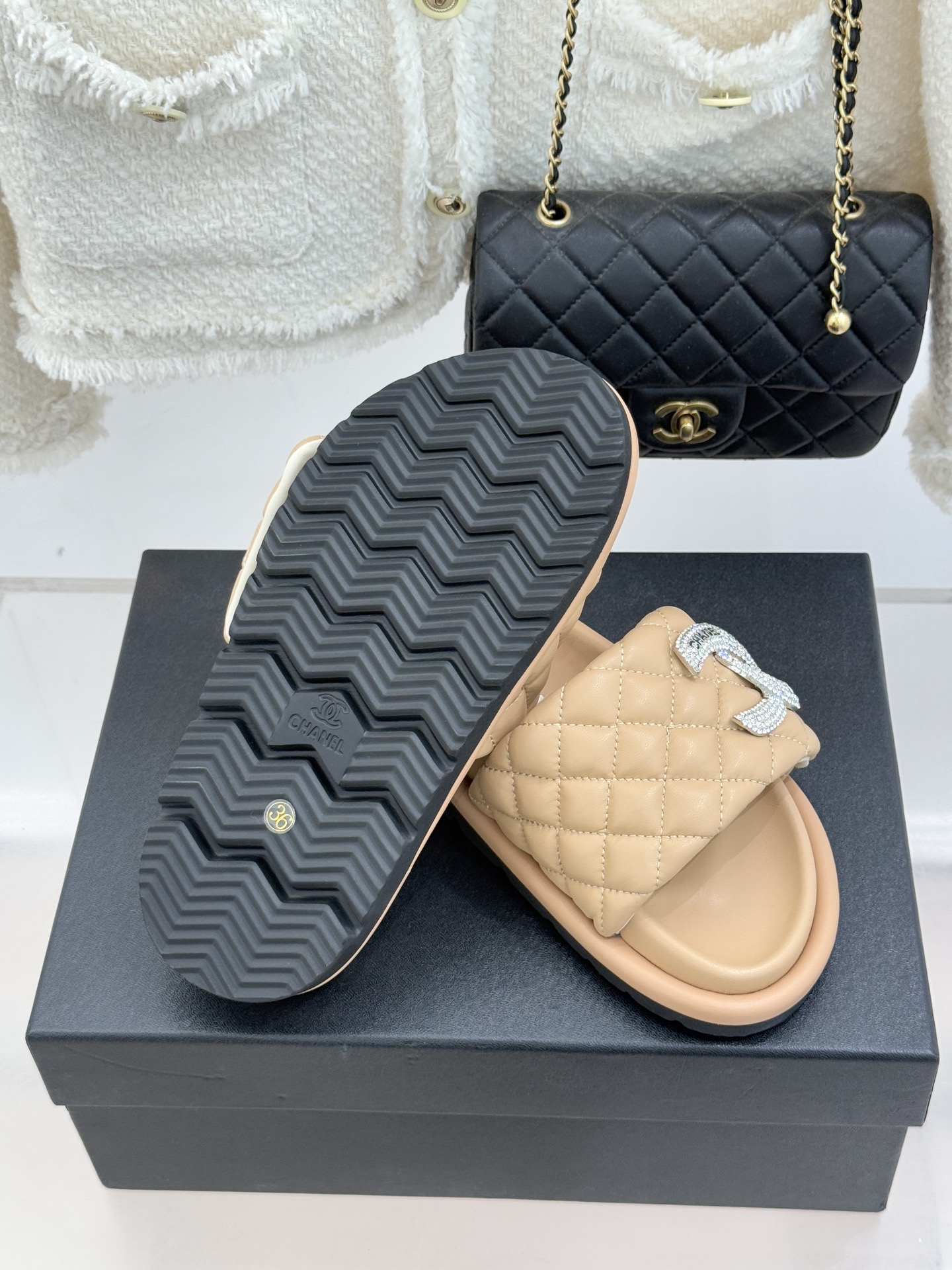 CHANE* ｜小香经典双C水钻魔术贴菱格面包厚底懒人拖鞋懒人必备👏穿了会上瘾的拖鞋巨软巨舒服 让你摆脱