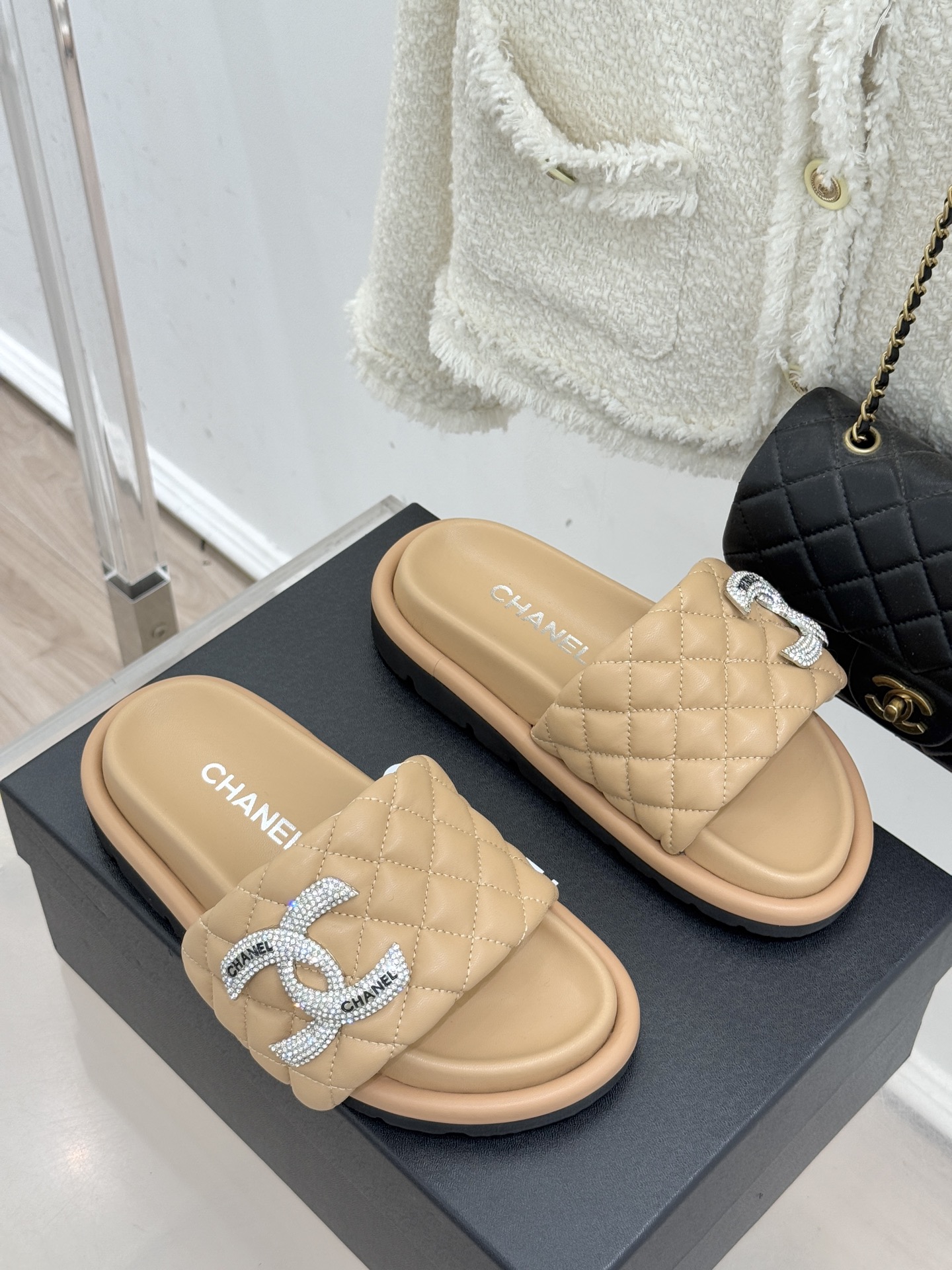 CHANE* ｜小香经典双C水钻魔术贴菱格面包厚底懒人拖鞋懒人必备👏穿了会上瘾的拖鞋巨软巨舒服 让你摆脱