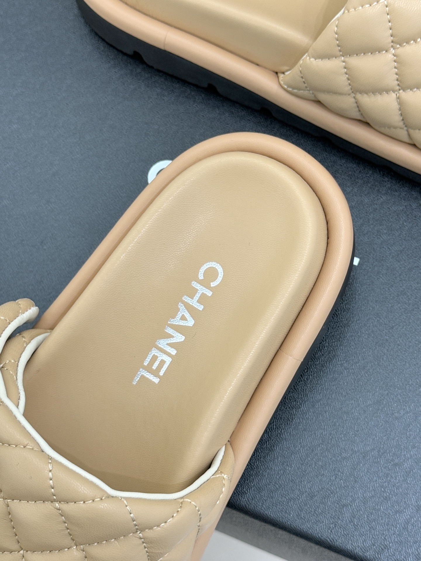 CHANE* ｜小香经典双C水钻魔术贴菱格面包厚底懒人拖鞋懒人必备👏穿了会上瘾的拖鞋巨软巨舒服 让你摆脱